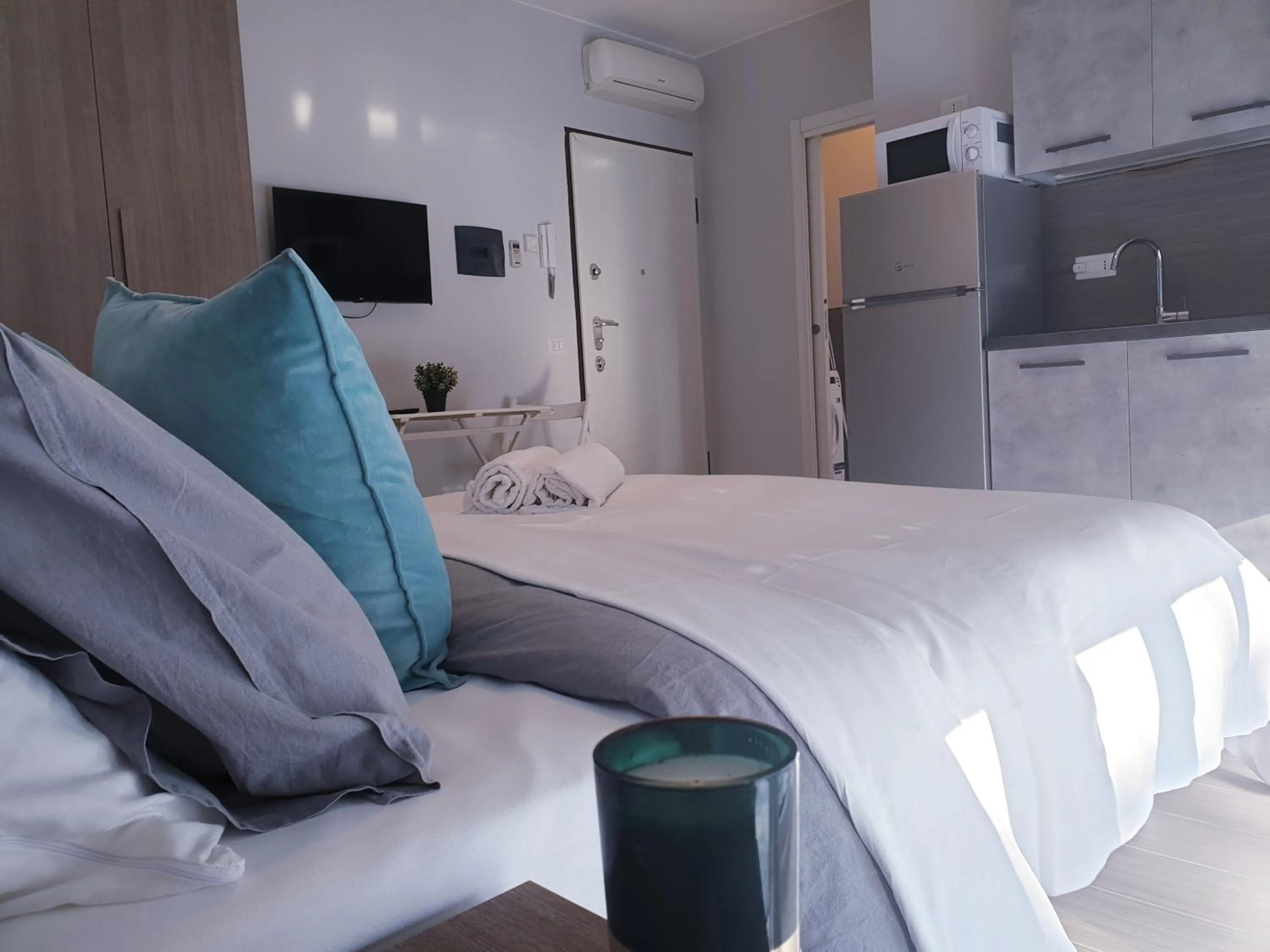 Communal lounge/ TV room, Bed in Michelangelo Apartments con parcheggio gratuito in loco e self check in