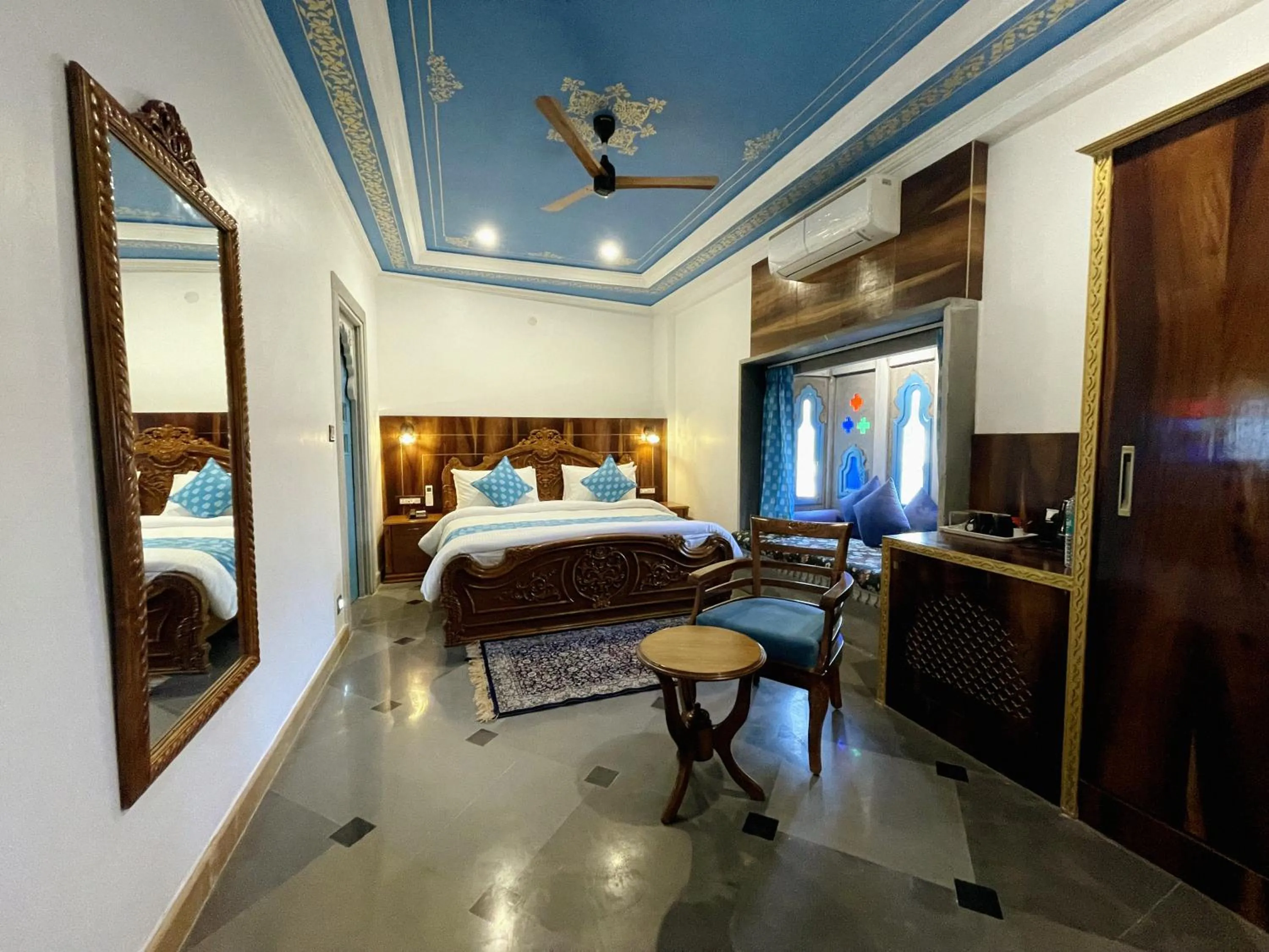 TV and multimedia, Bed in AAJ HAVELI - Pichola Lake Facing Hotel