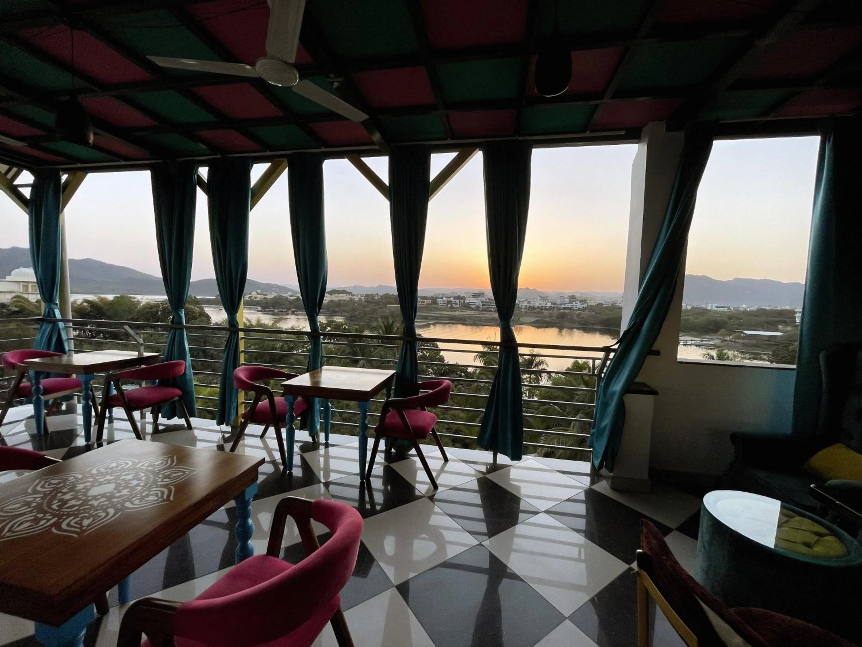 Restaurant/places to eat in AAJ HAVELI - Pichola Lake Facing Hotel