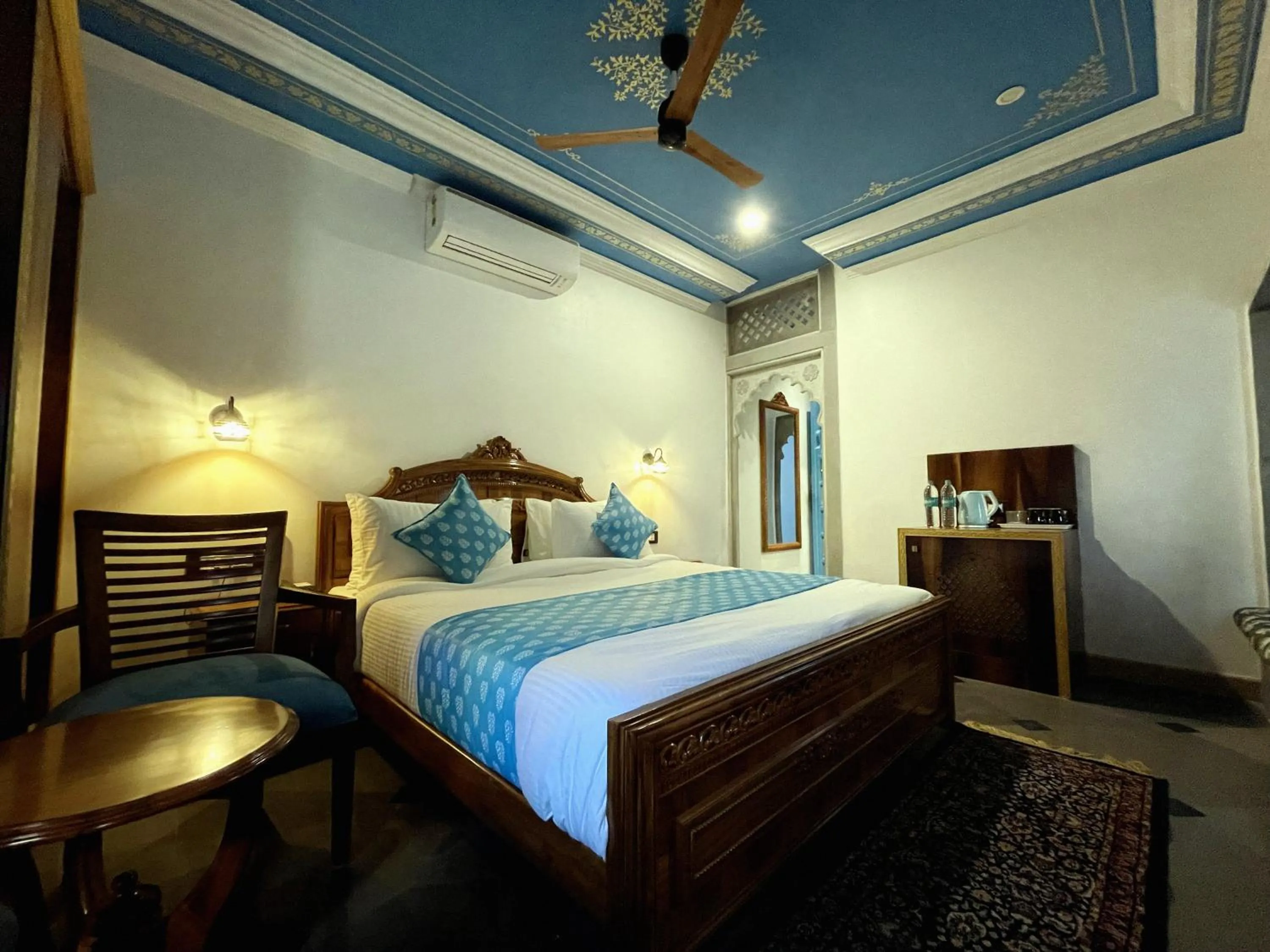 Bed in AAJ HAVELI - Pichola Lake Facing Hotel