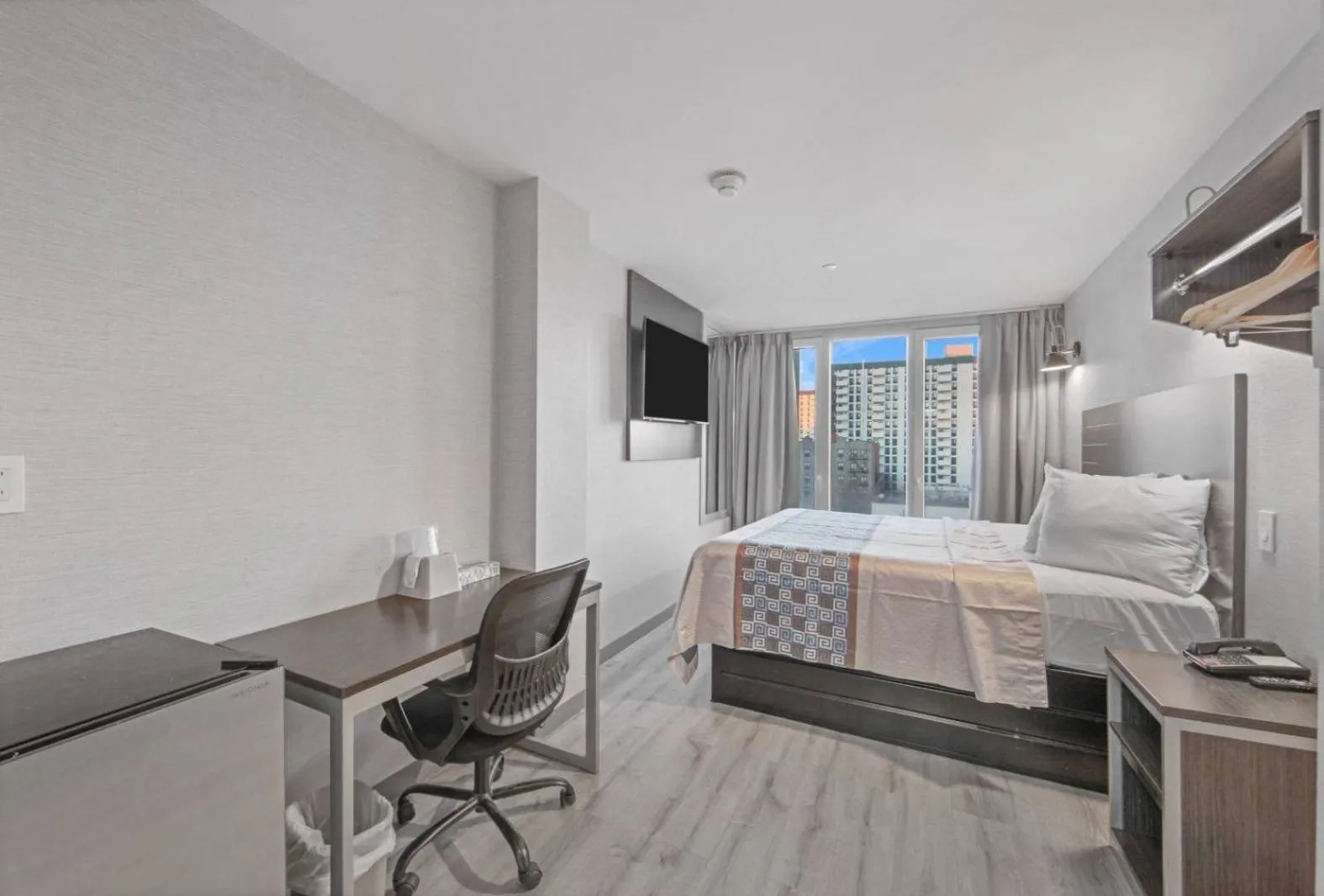 Bed in Hotel TREMONT Bronx Yankee Stadium