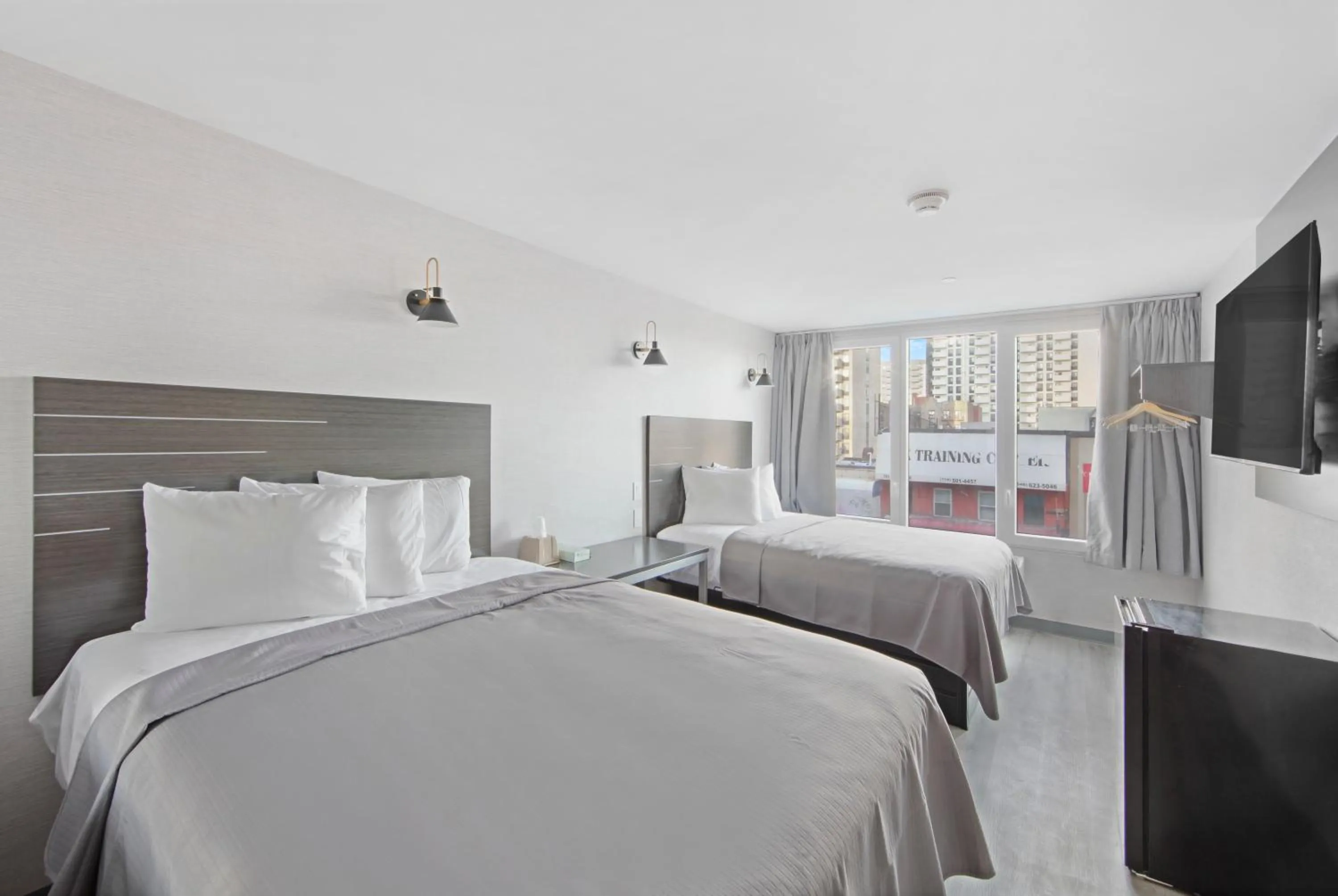 Bed in Hotel TREMONT Bronx Yankee Stadium