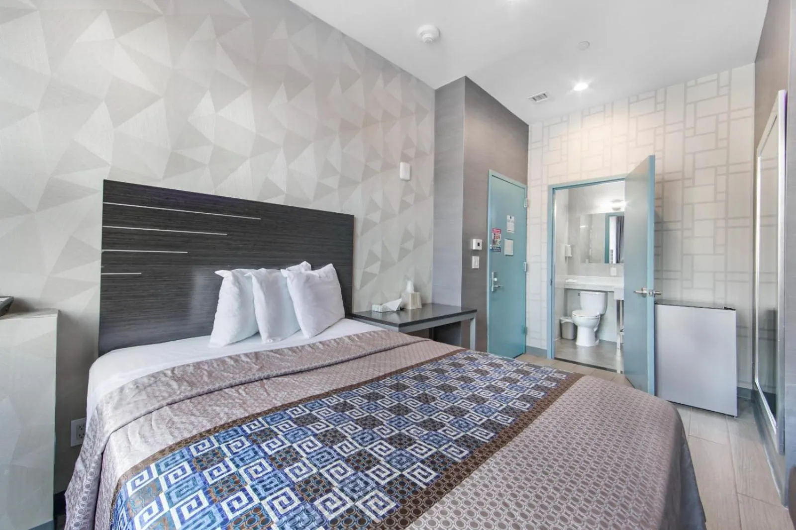 Bed in Hotel 365 Bronx - Yankee Stadium