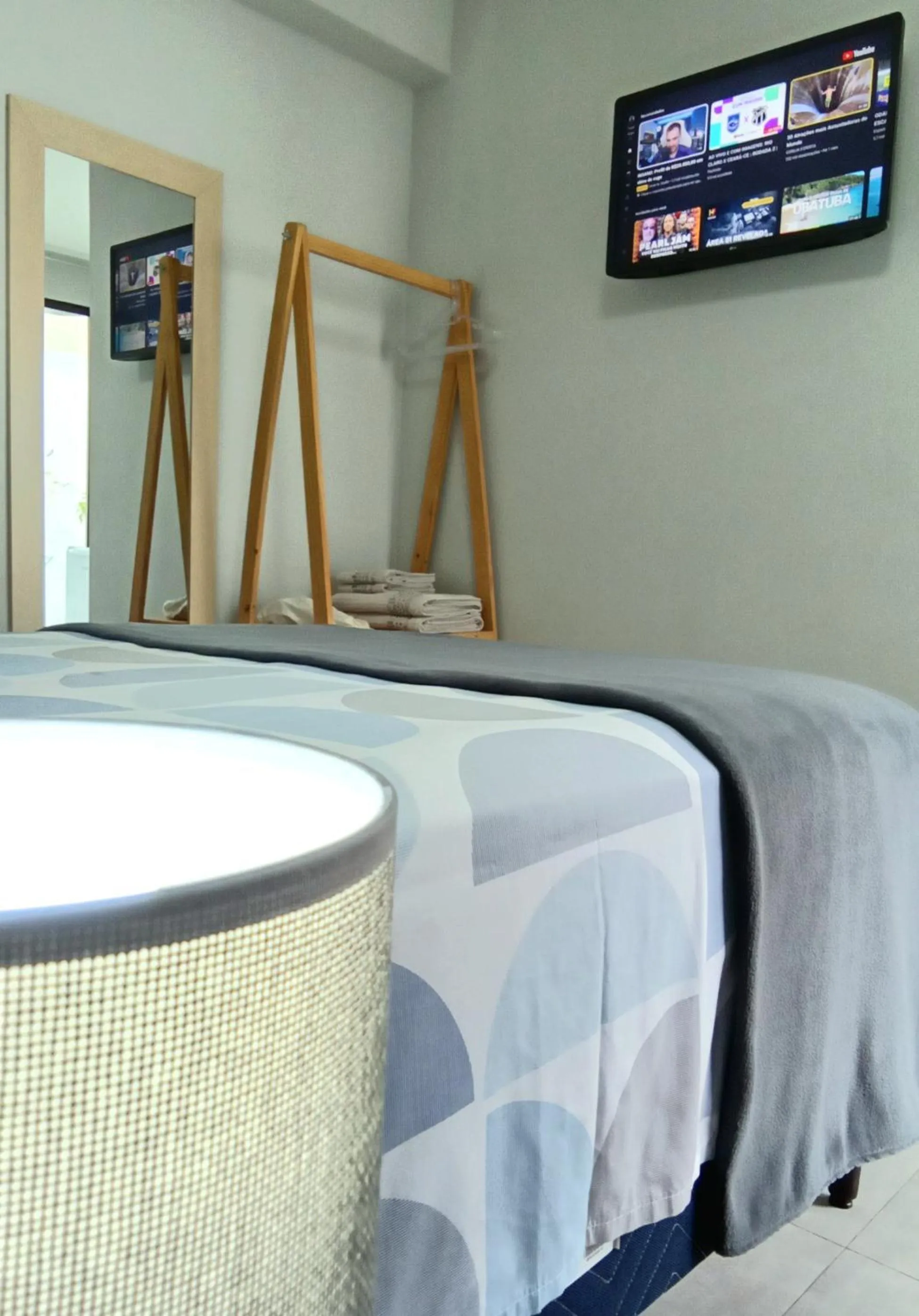 TV and multimedia in Suíte Ilhinha em condomínio na Praia do Perequê