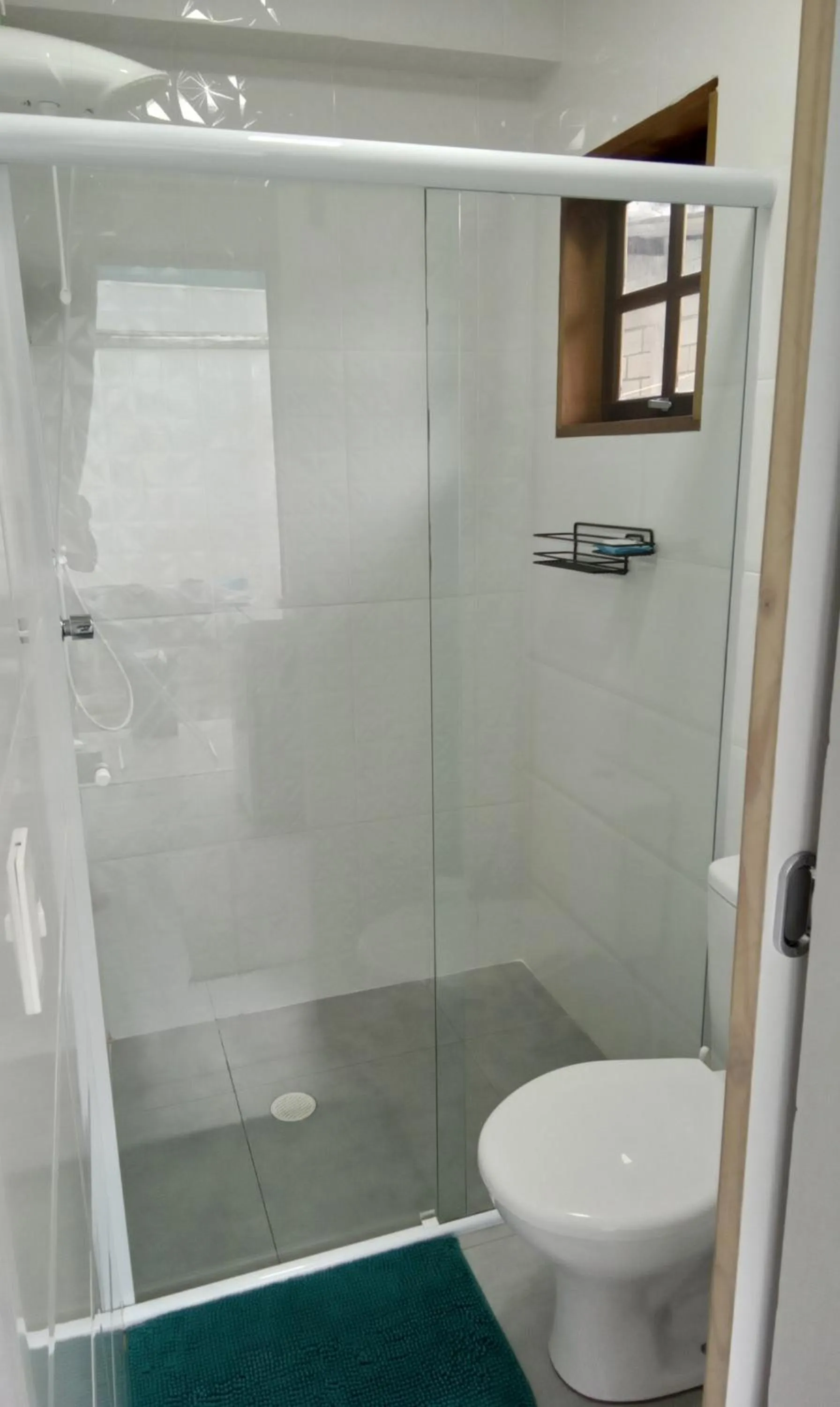 Shower in Suíte Ilhinha em condomínio na Praia do Perequê