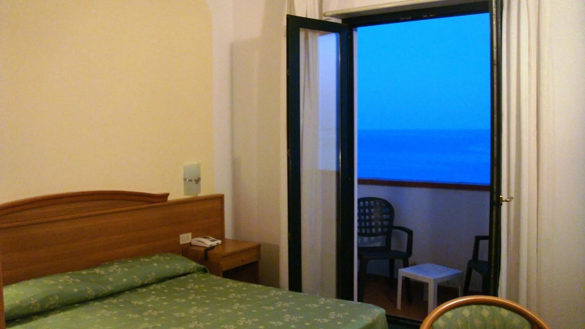 Sea view, Bed in Hotel Kennedy