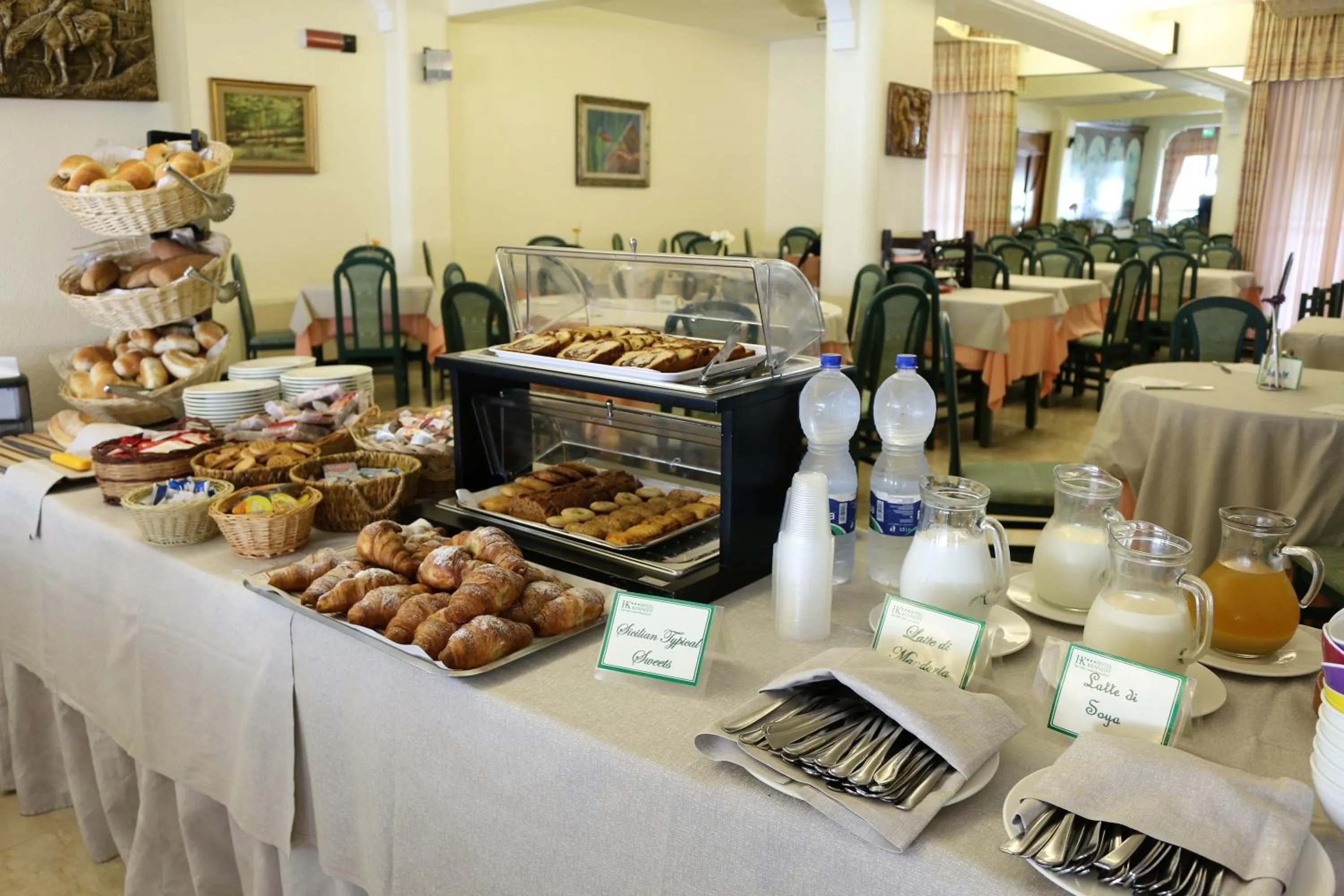 Restaurant/places to eat in Hotel Kennedy