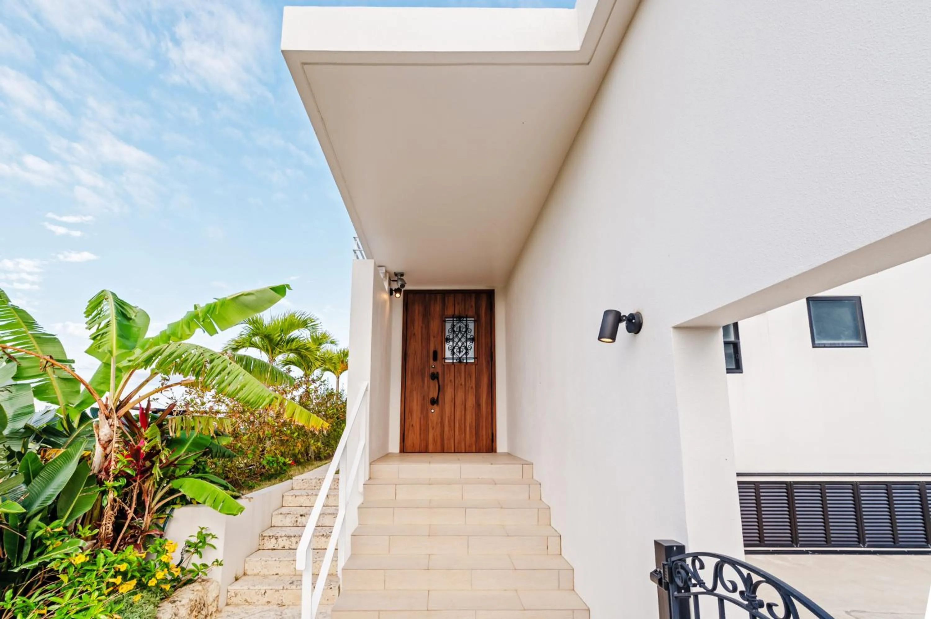 Facade/entrance in Villa Alyssum