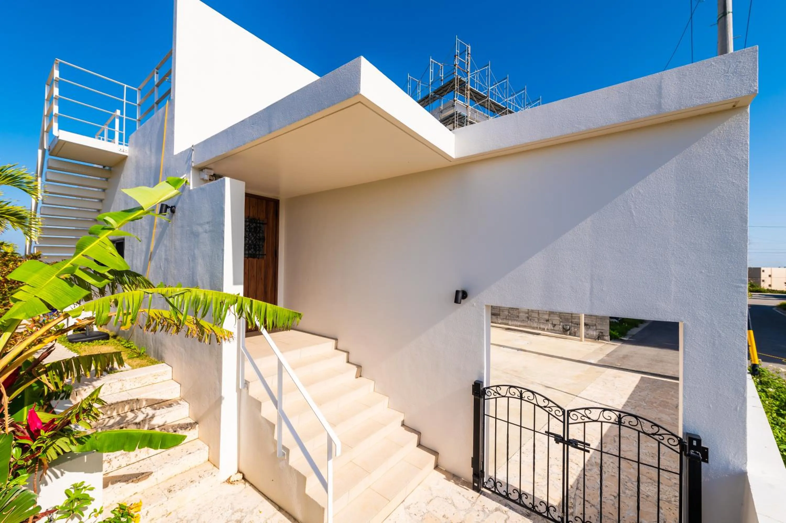 Property building in Villa Alyssum