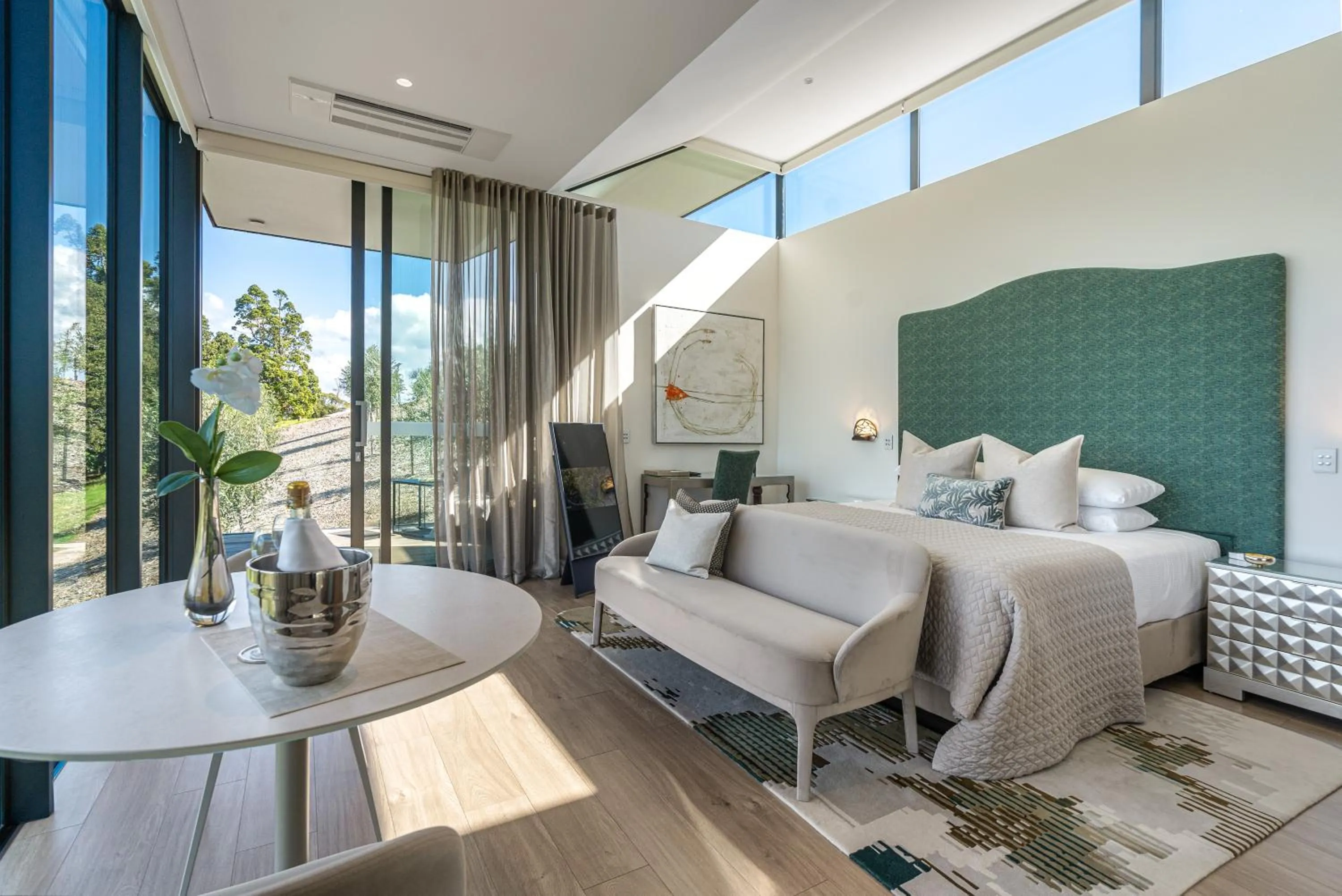 Photo of the whole room, Bed in Omana