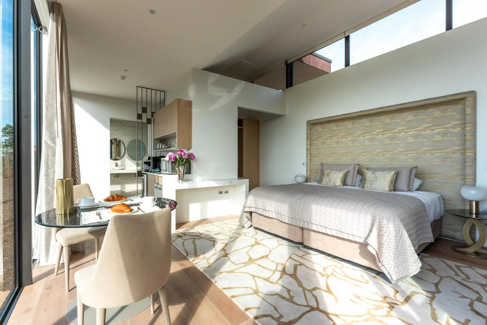 Photo of the whole room, Bed in Omana