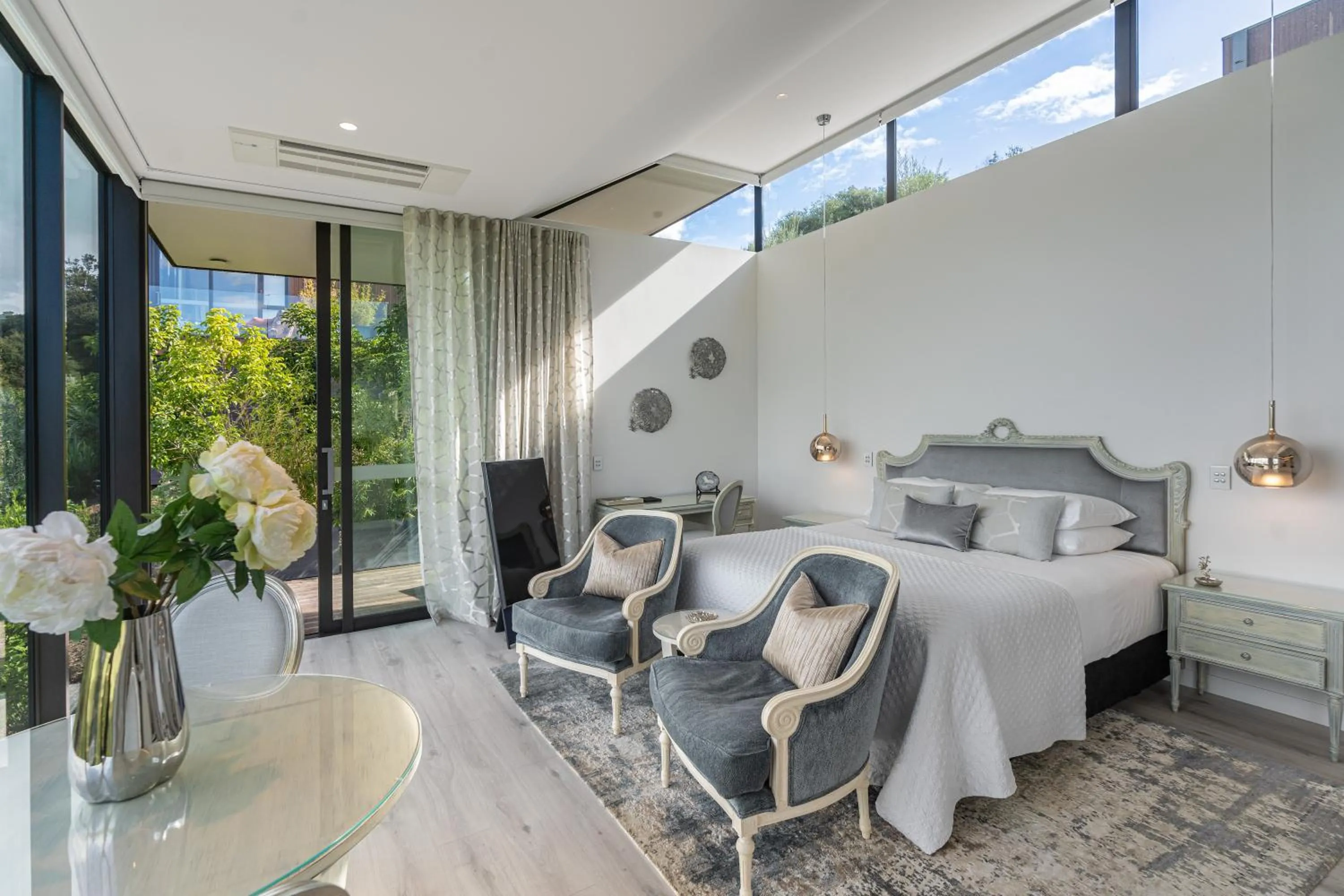 Photo of the whole room, Bed in Omana