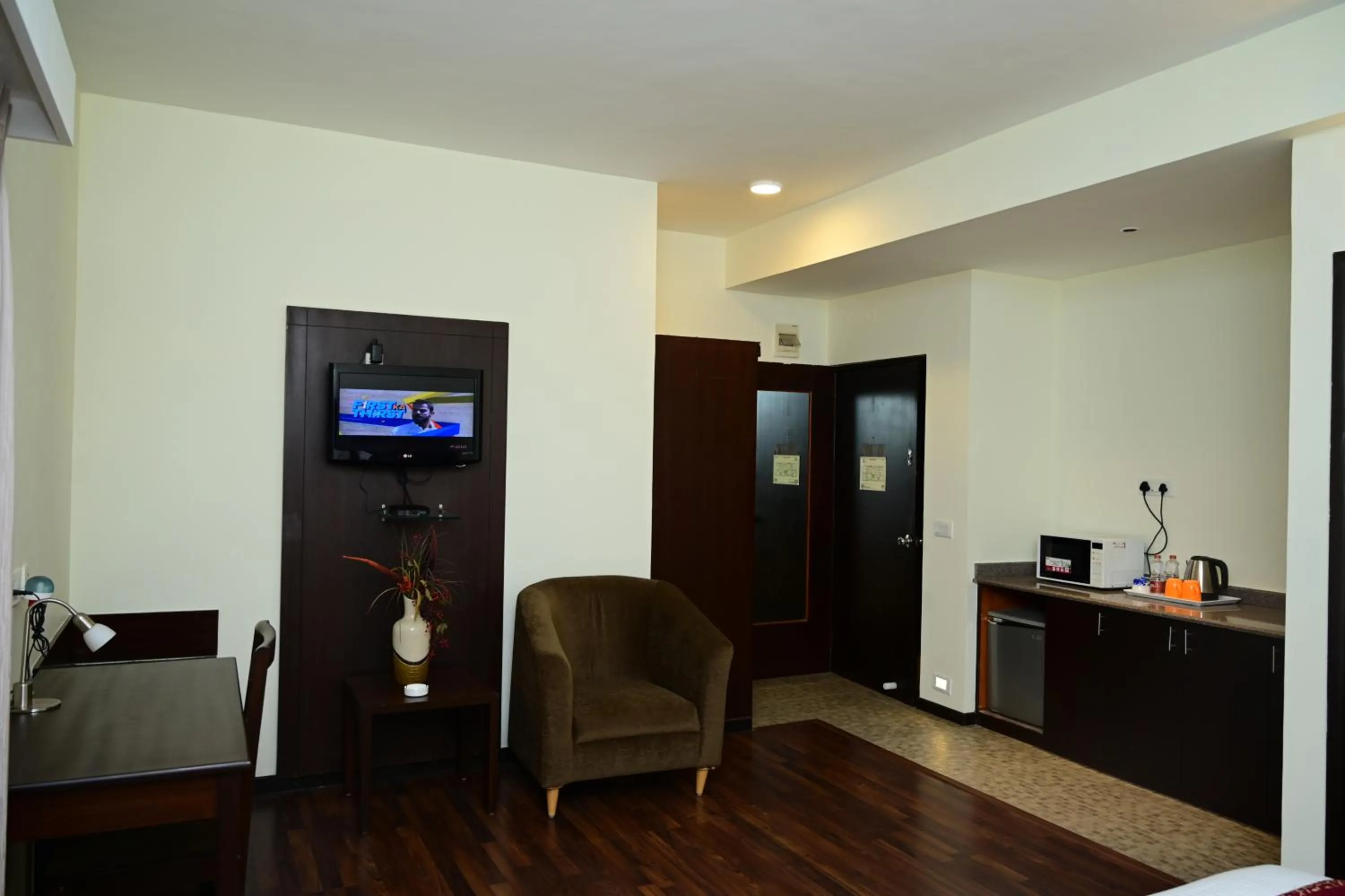 Photo of the whole room in Sterling Keys by TGI