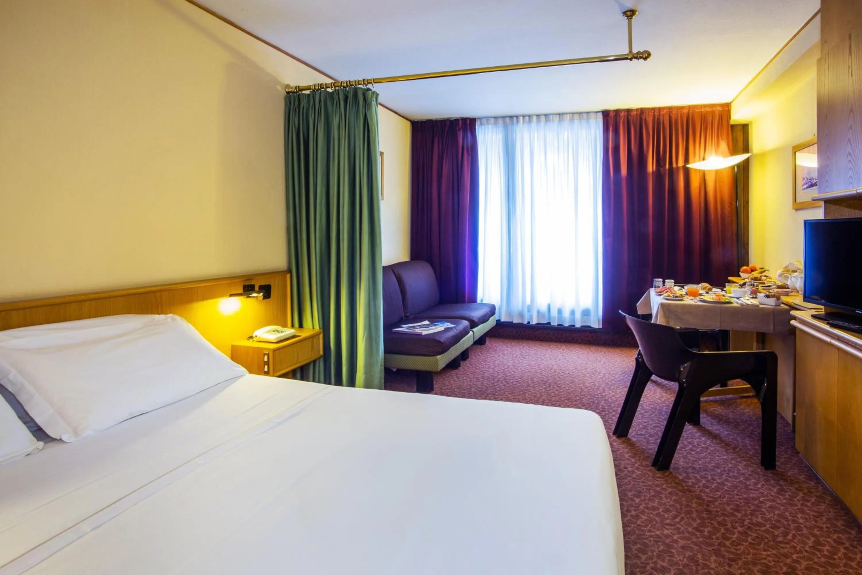 Bedroom, Bed in Hotel Les Jumeaux Courmayeur