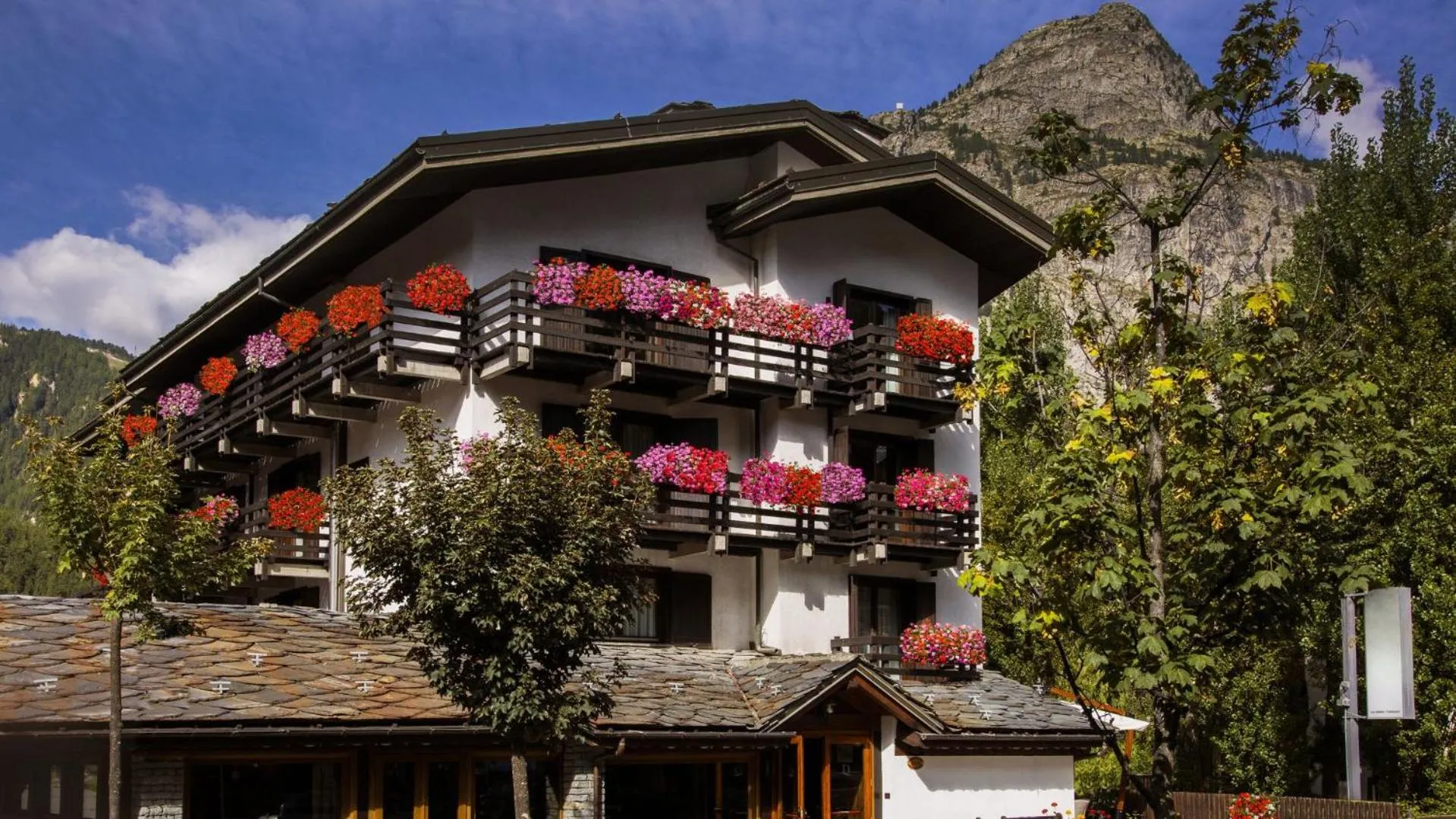 Property building in Hotel Les Jumeaux Courmayeur