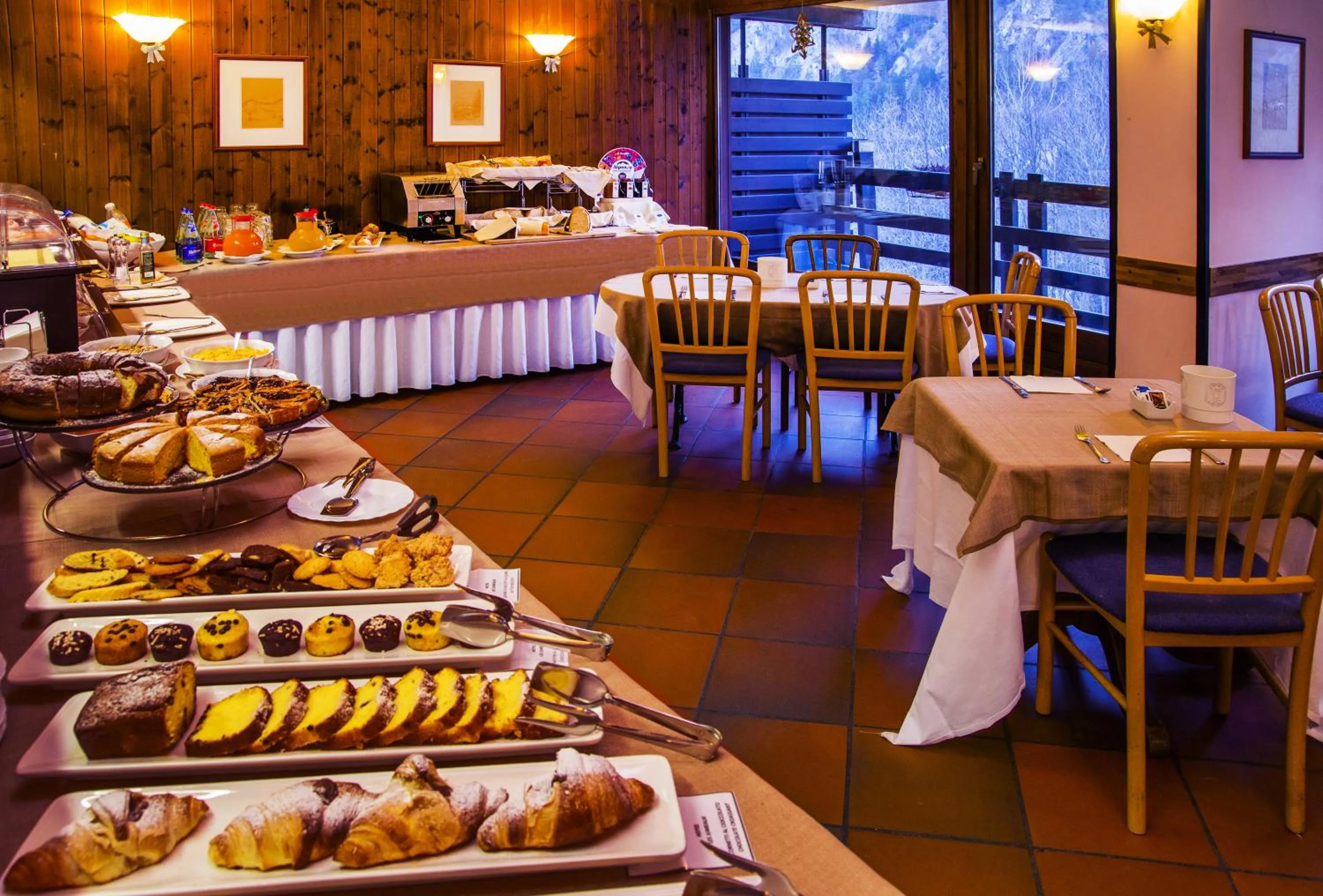 Buffet breakfast in Hotel Les Jumeaux Courmayeur