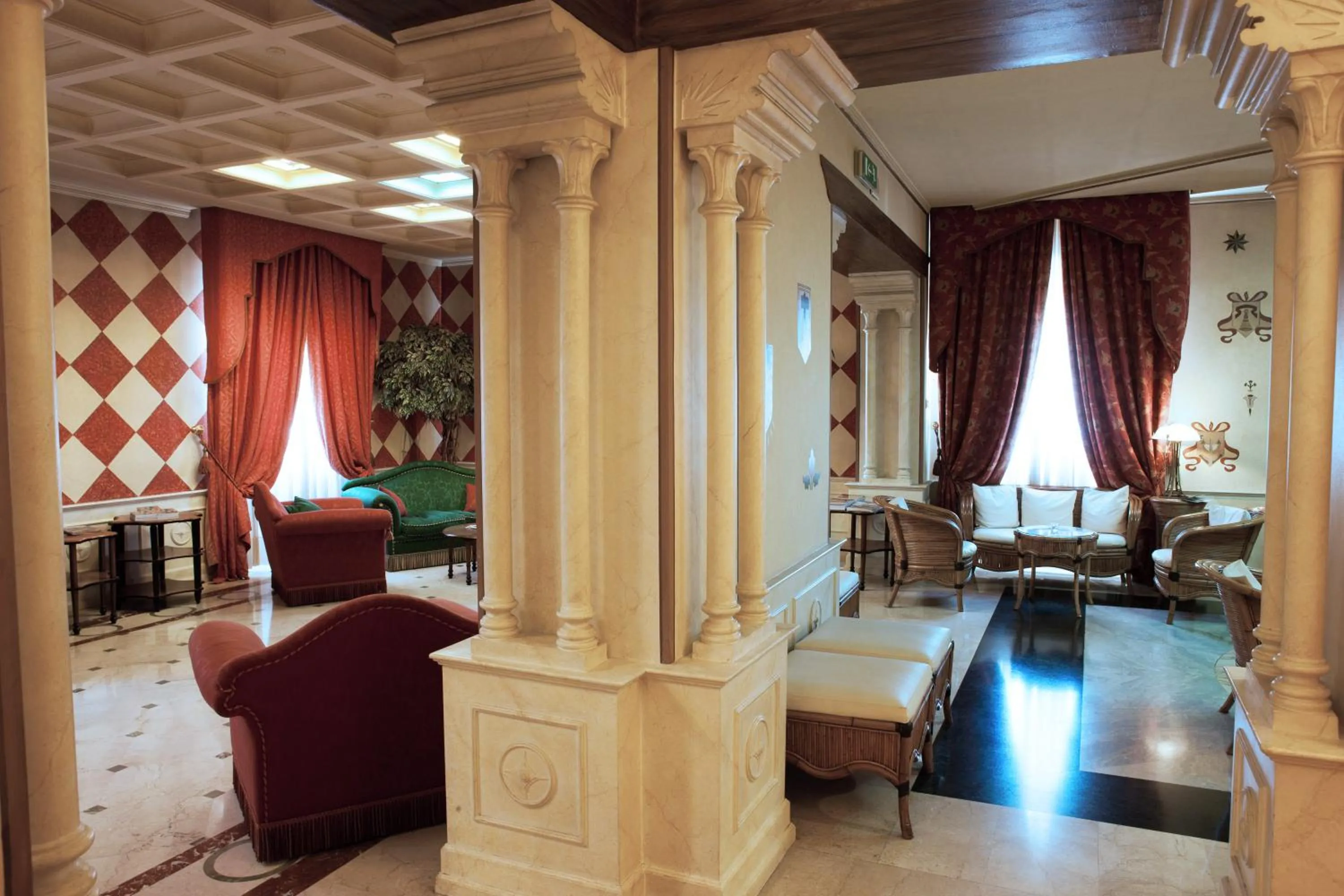 Communal lounge/ TV room, Bed in Hotel Milano Regency