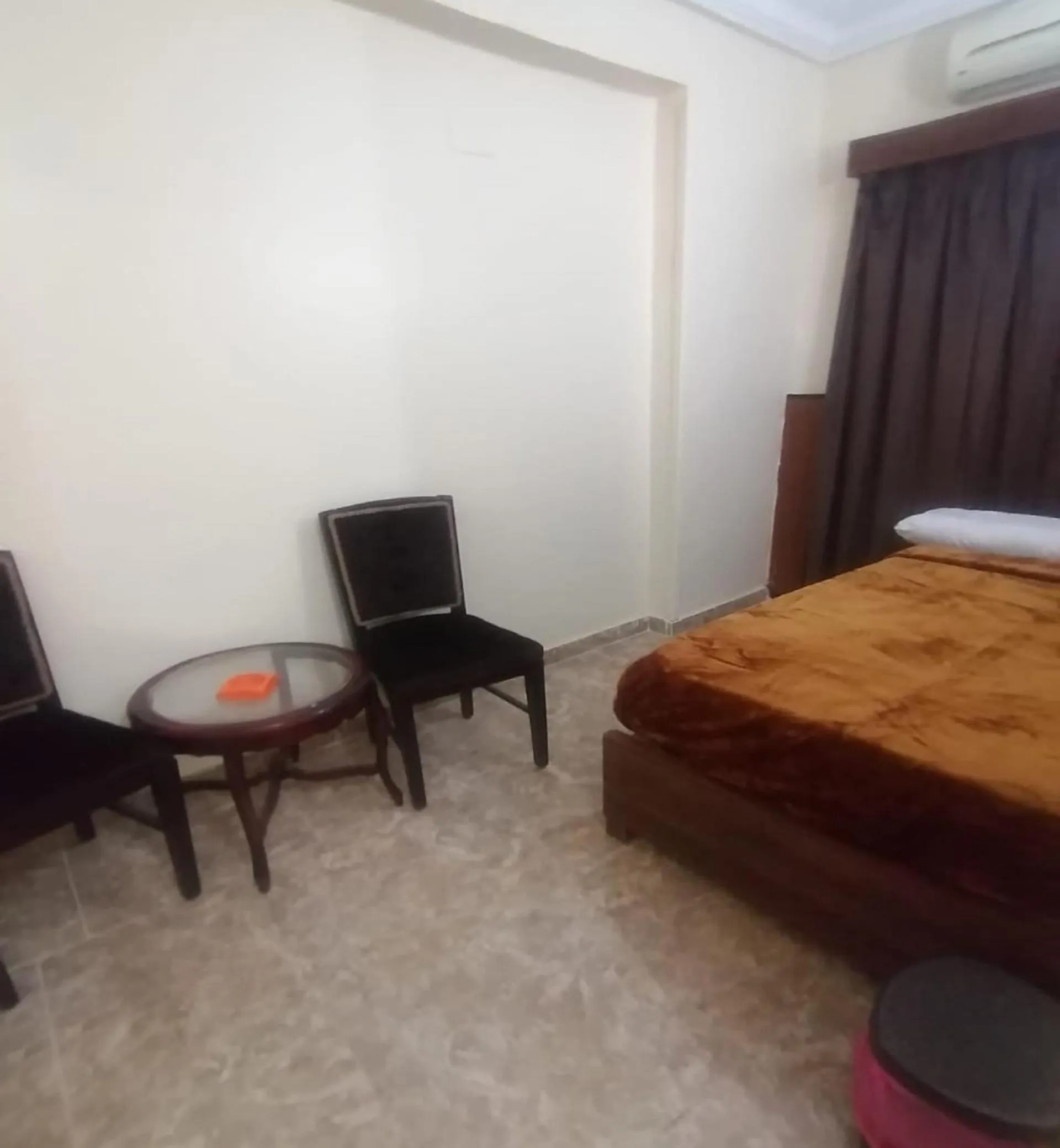 Seating area, Bed in New Saint Catherine Hotel