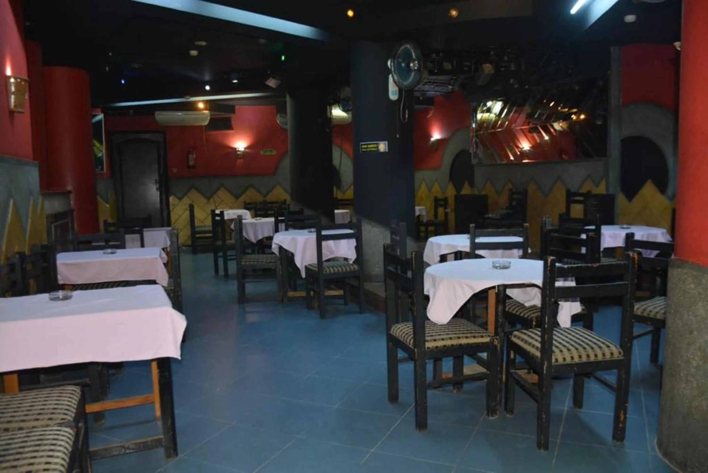 Restaurant/places to eat in New Saint Catherine Hotel