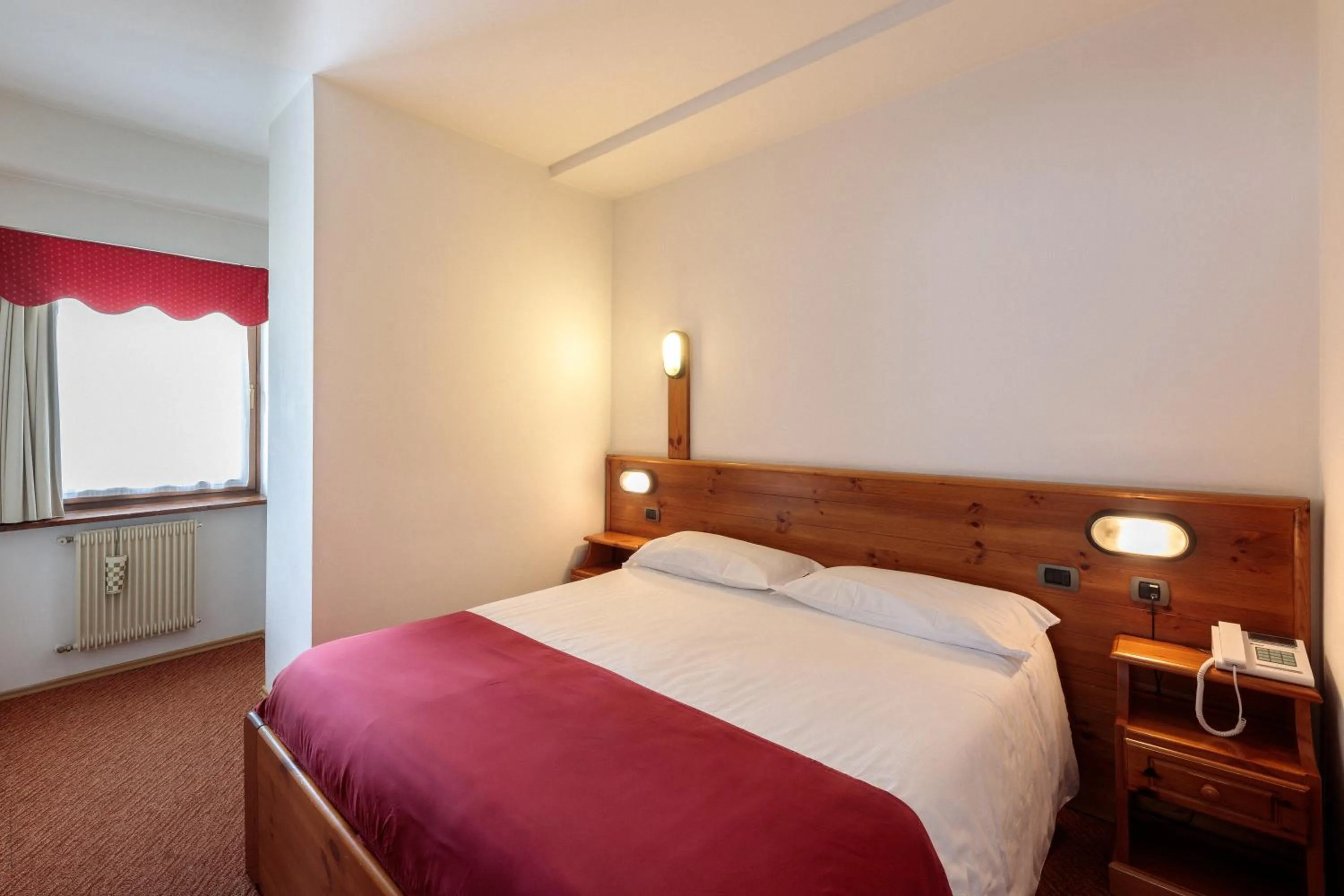 Bedroom, Bed in Hotel Miramonti Corvara