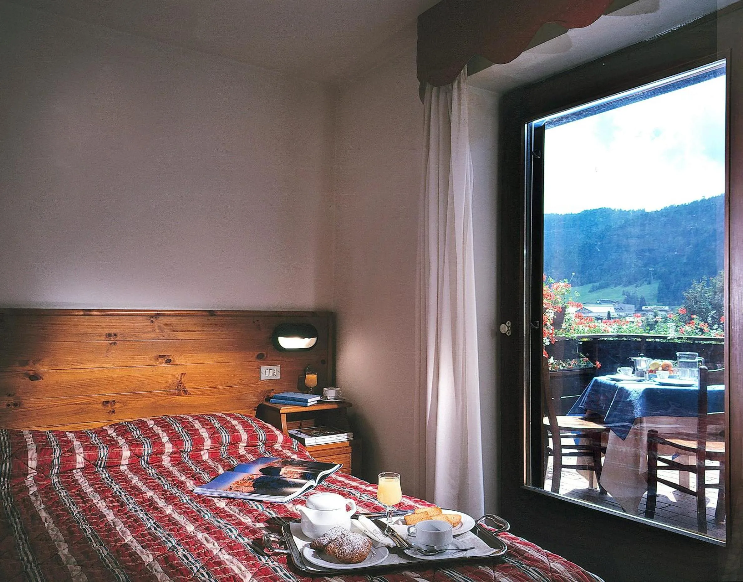 Day, Bed in Hotel Miramonti Corvara