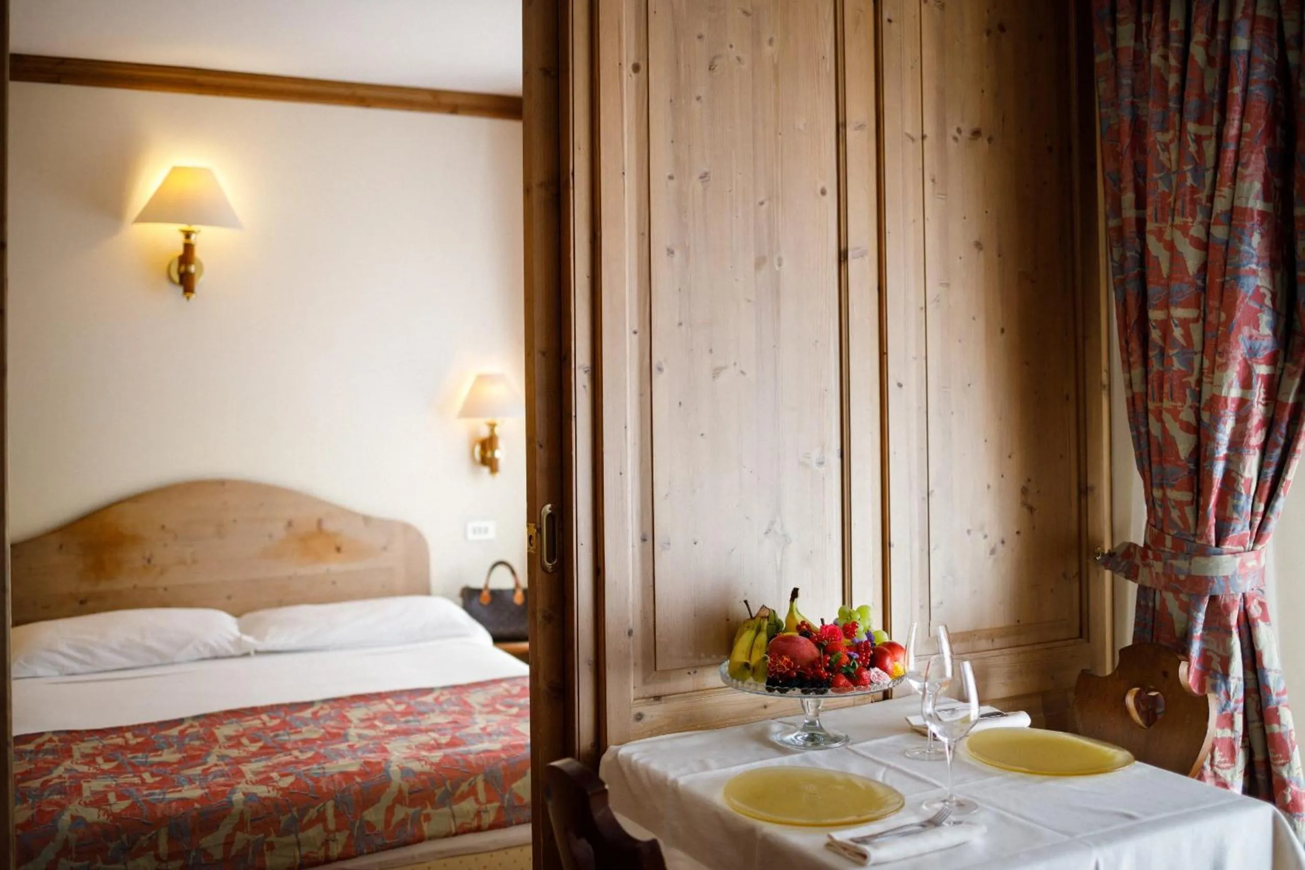 Bedroom, Bed in Hotel Alaska Cortina