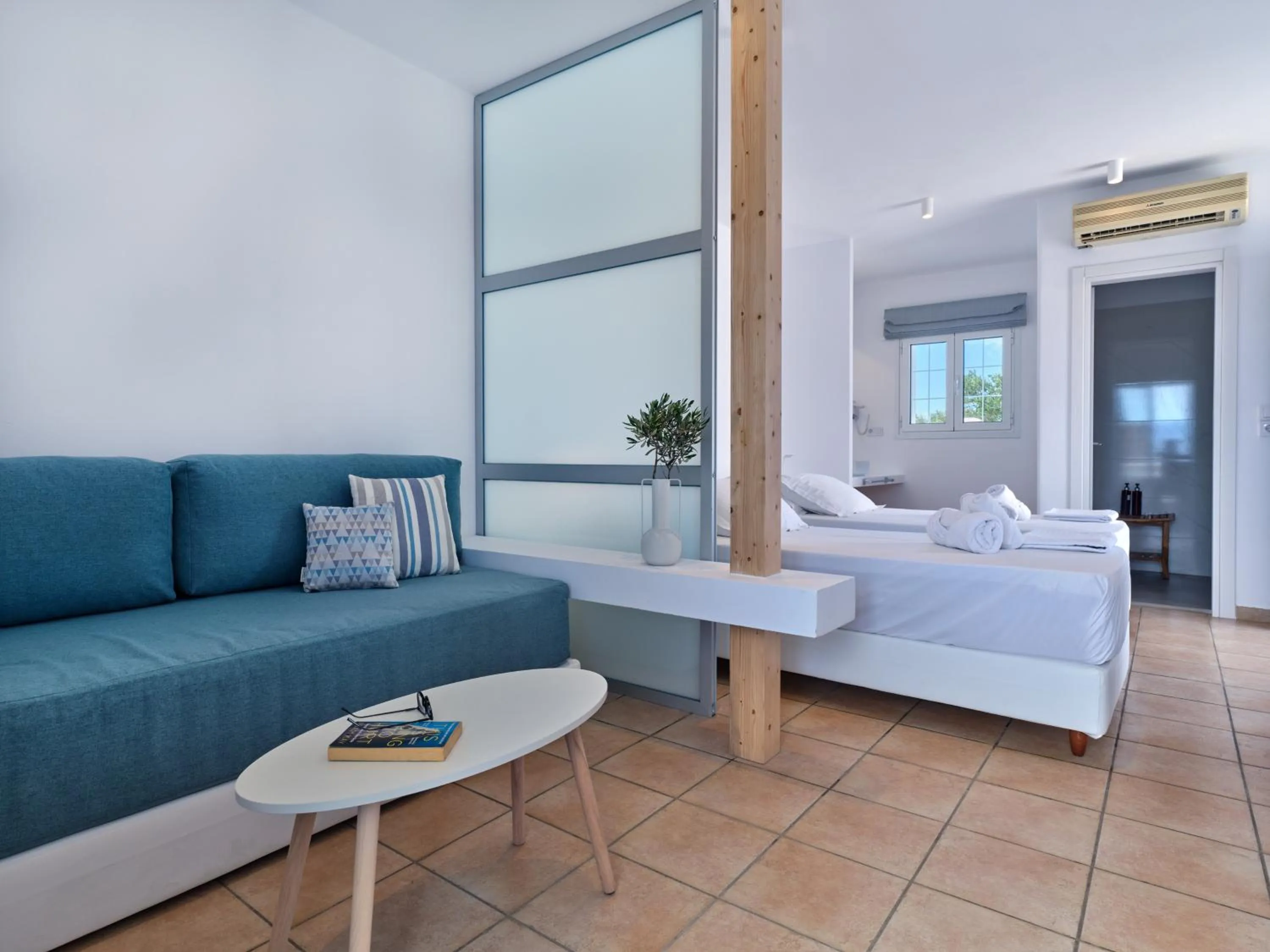 Living room, Bed in Fyrogenis palace