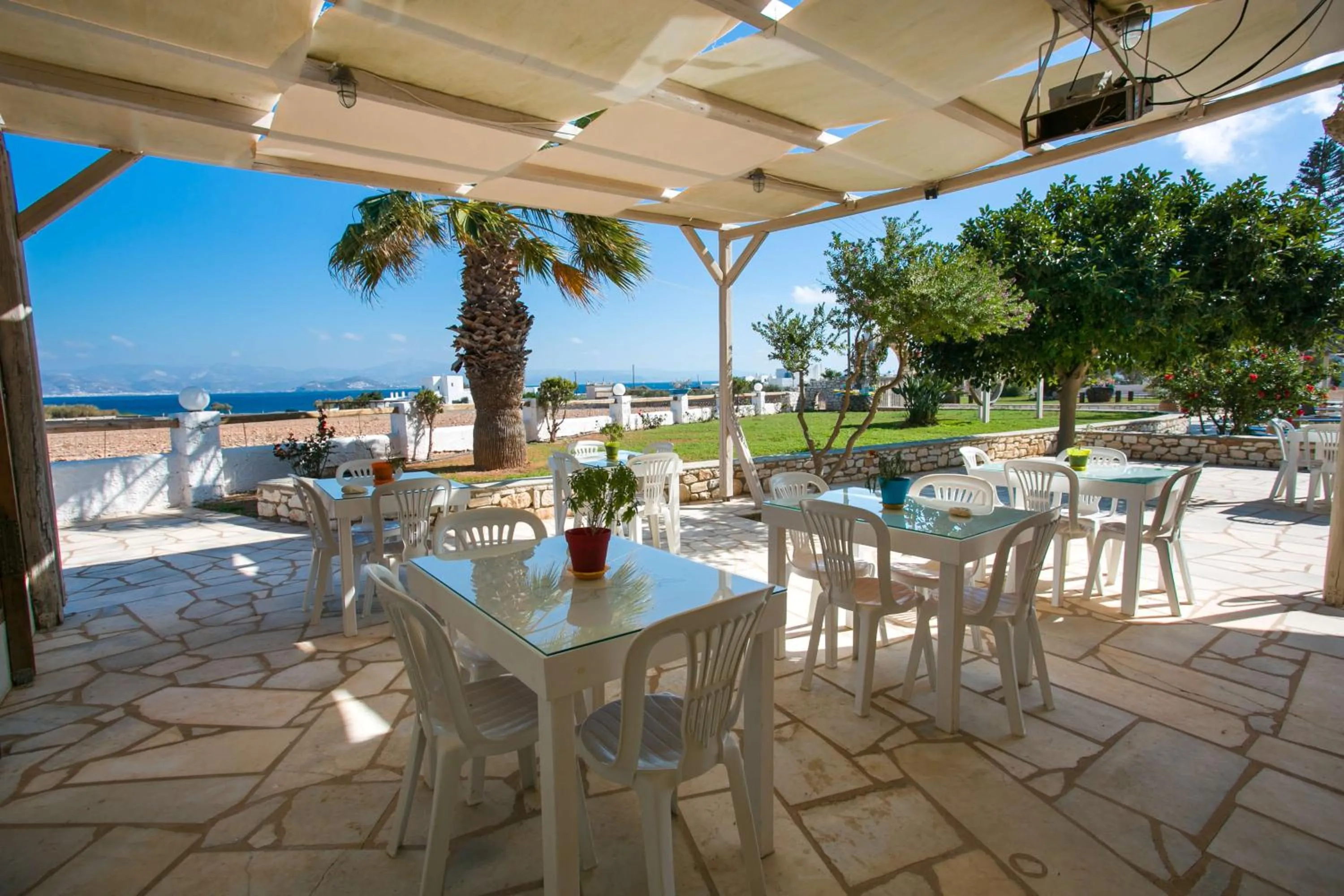 Restaurant/places to eat in Fyrogenis palace