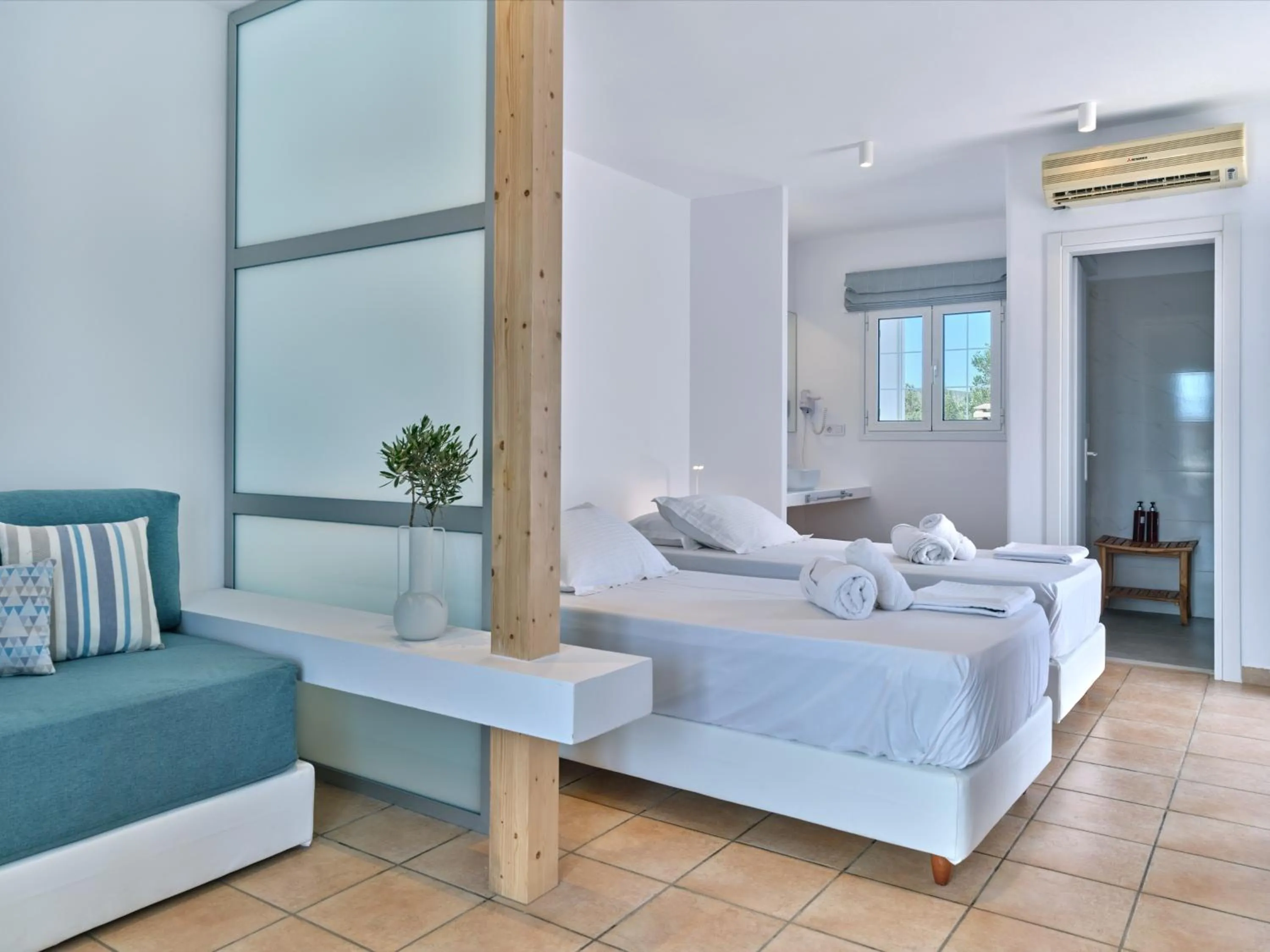 Photo of the whole room, Bed in Fyrogenis palace