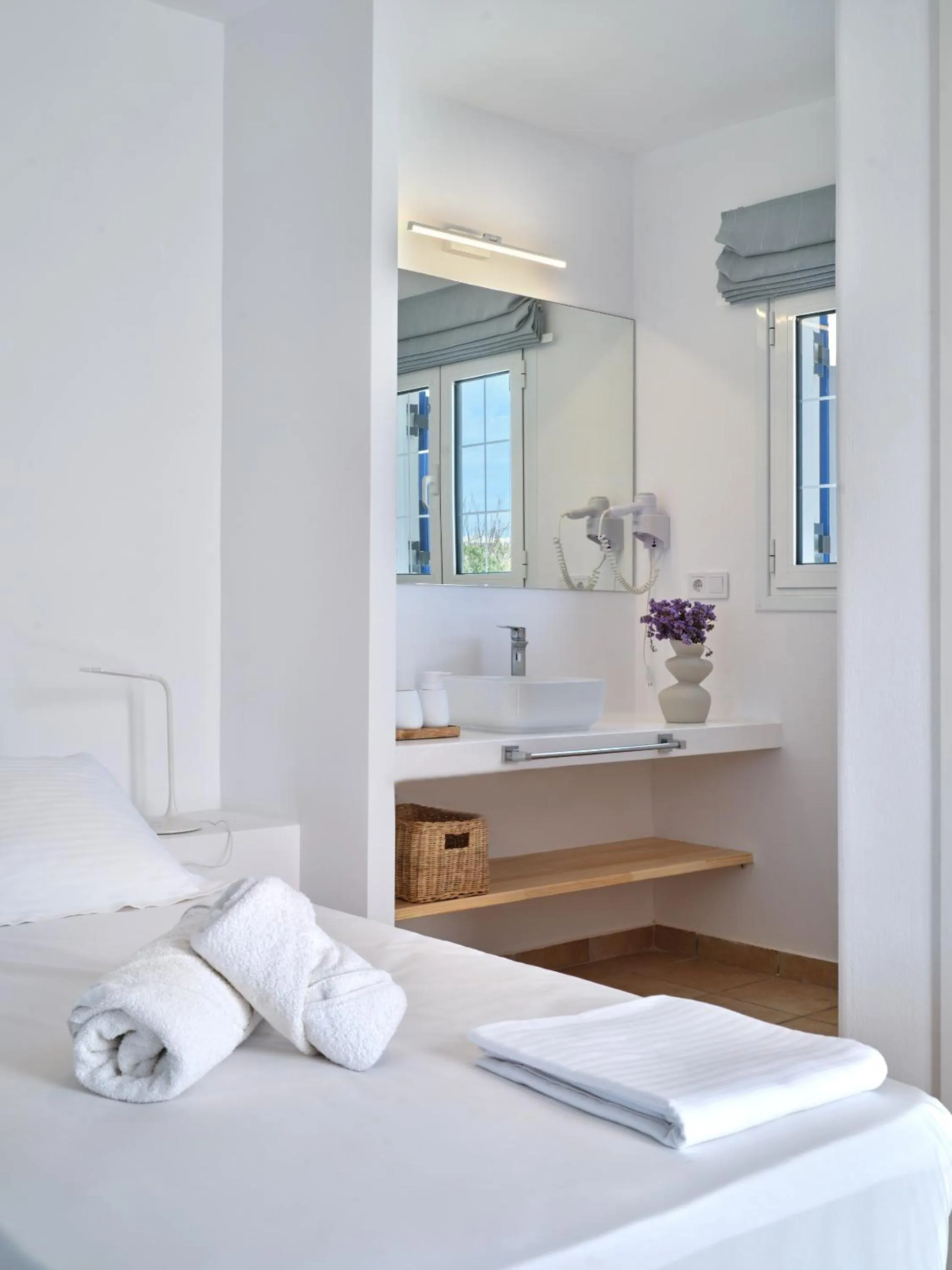 Photo of the whole room, Bed in Fyrogenis palace