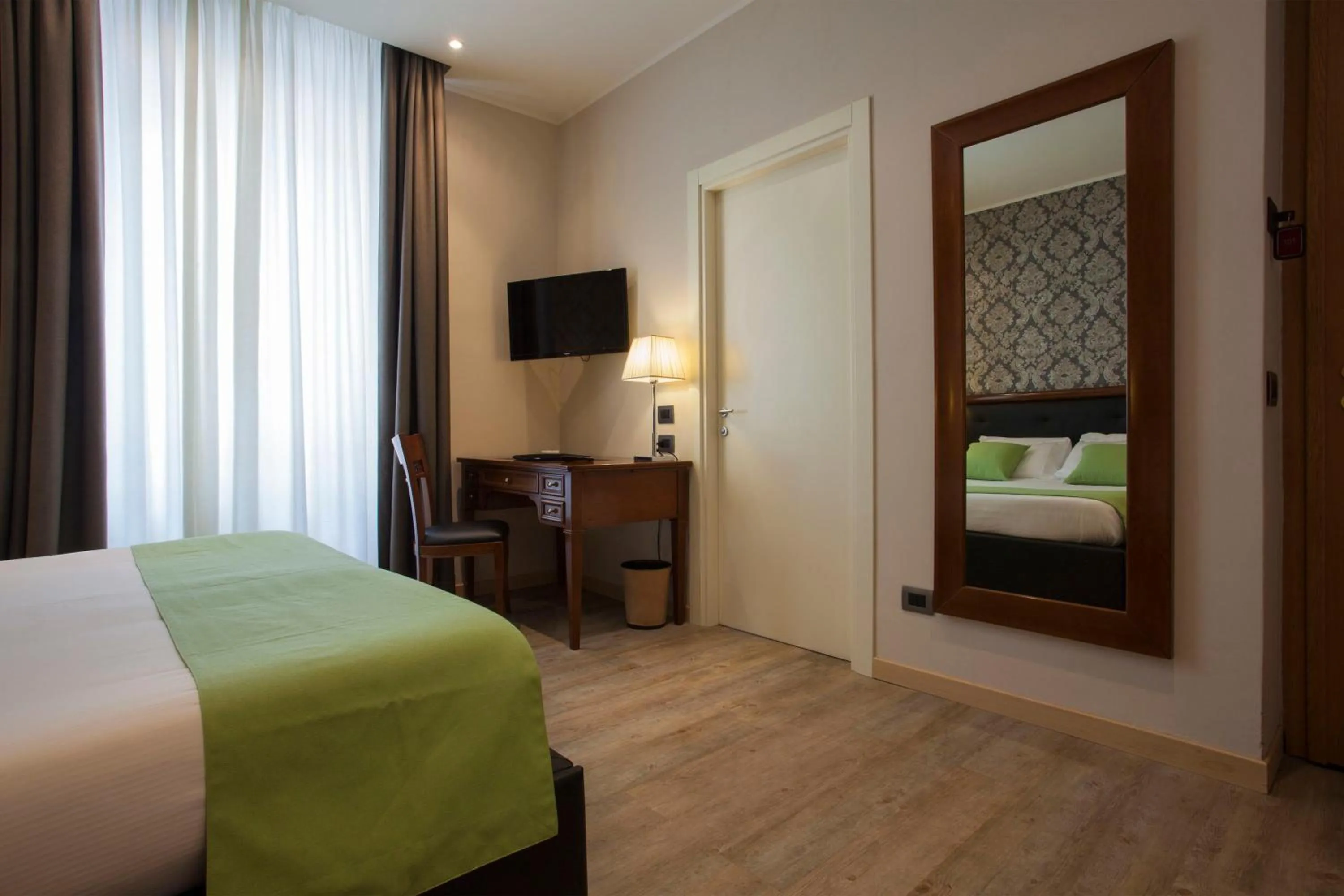 Photo of the whole room, Bed in Hotel Astoria