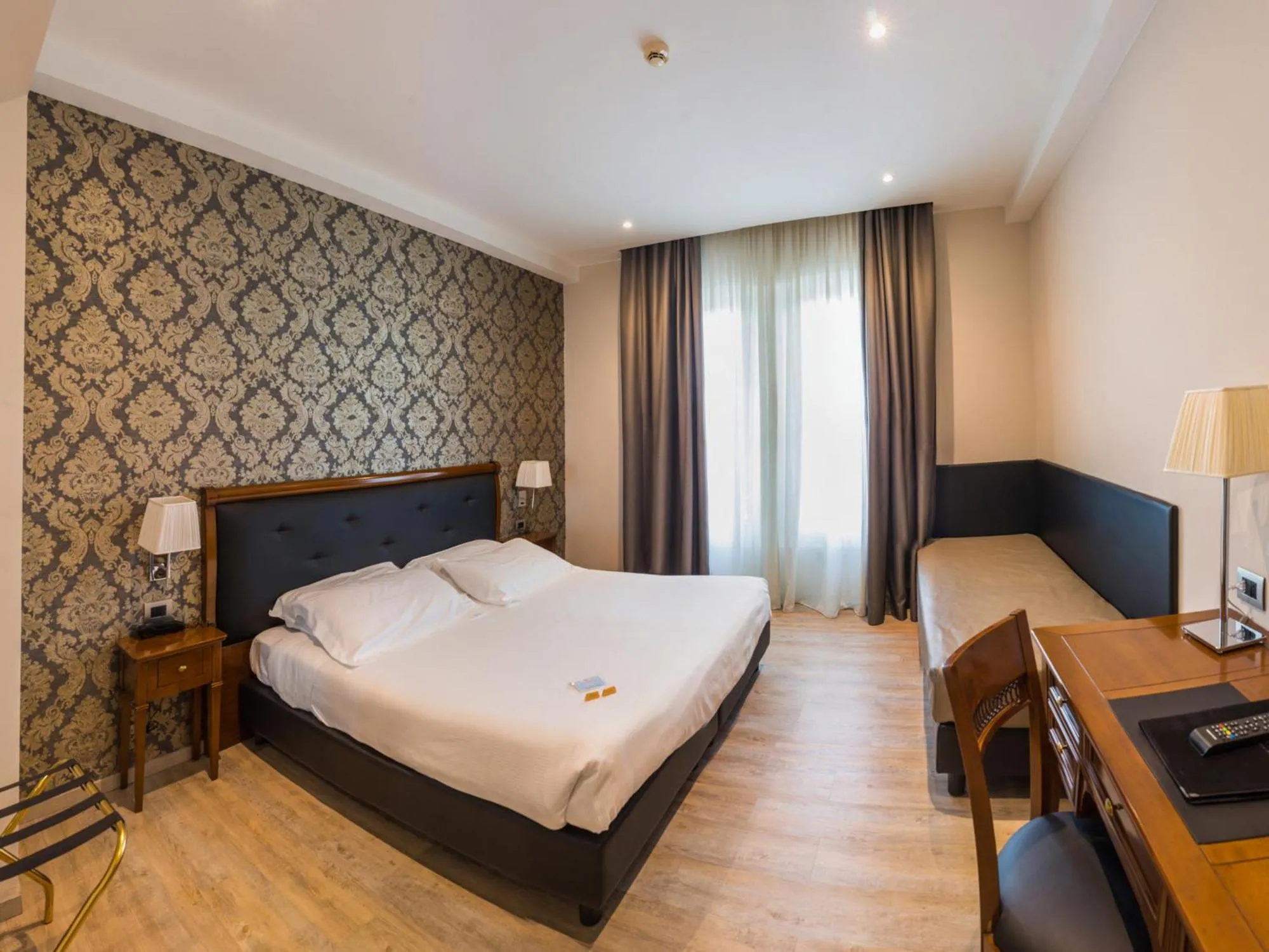 Photo of the whole room, Bed in Hotel Astoria