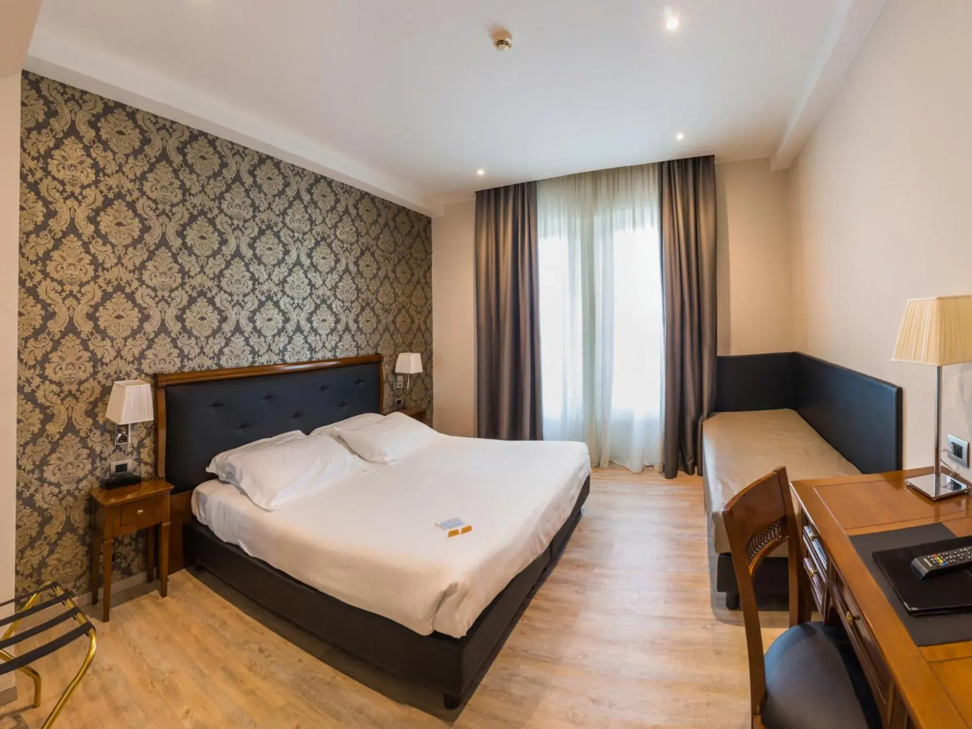 Triple Room in Hotel Astoria Triple Room in Hotel Astoria