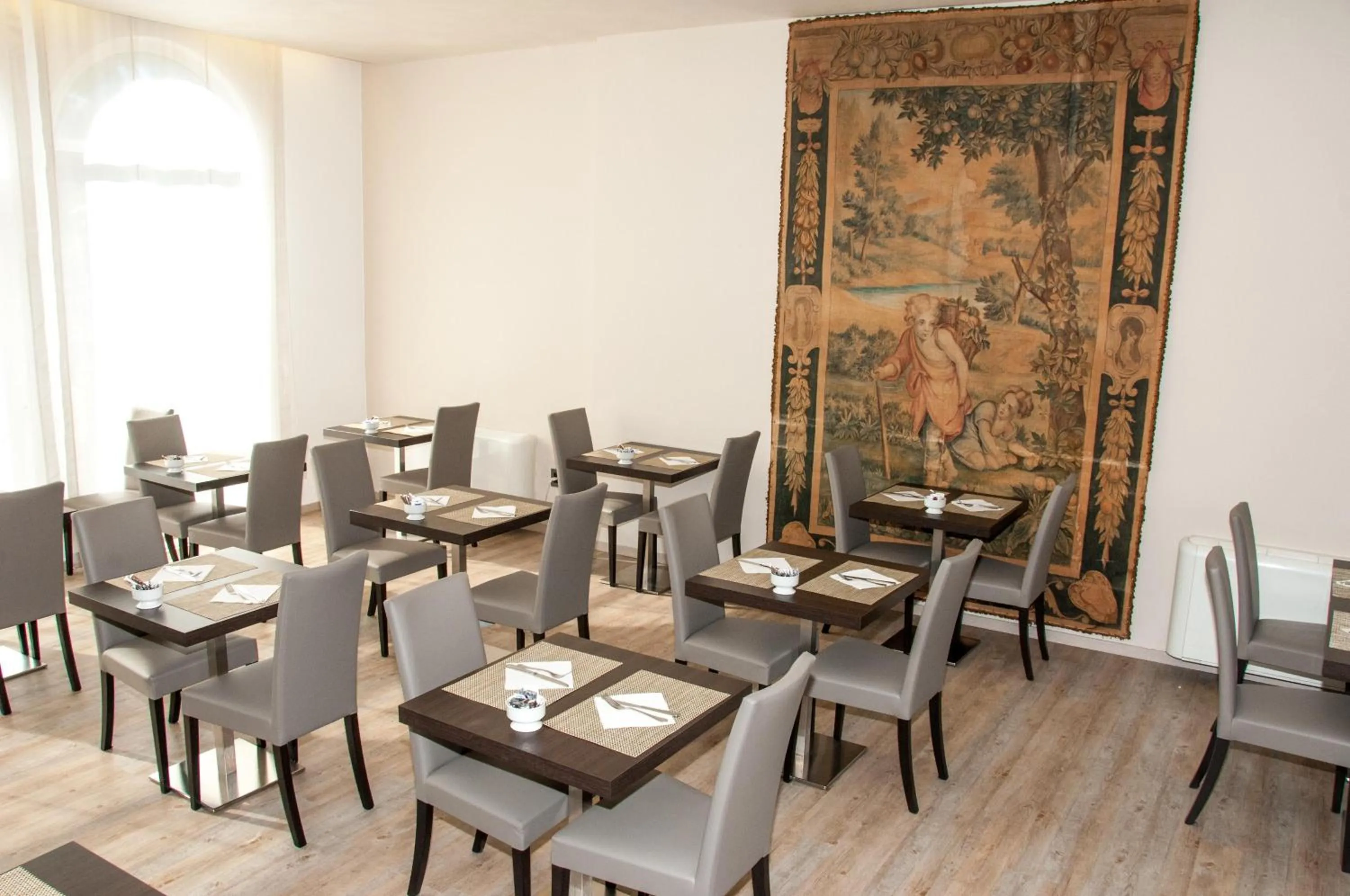 Restaurant/places to eat in Hotel Astoria