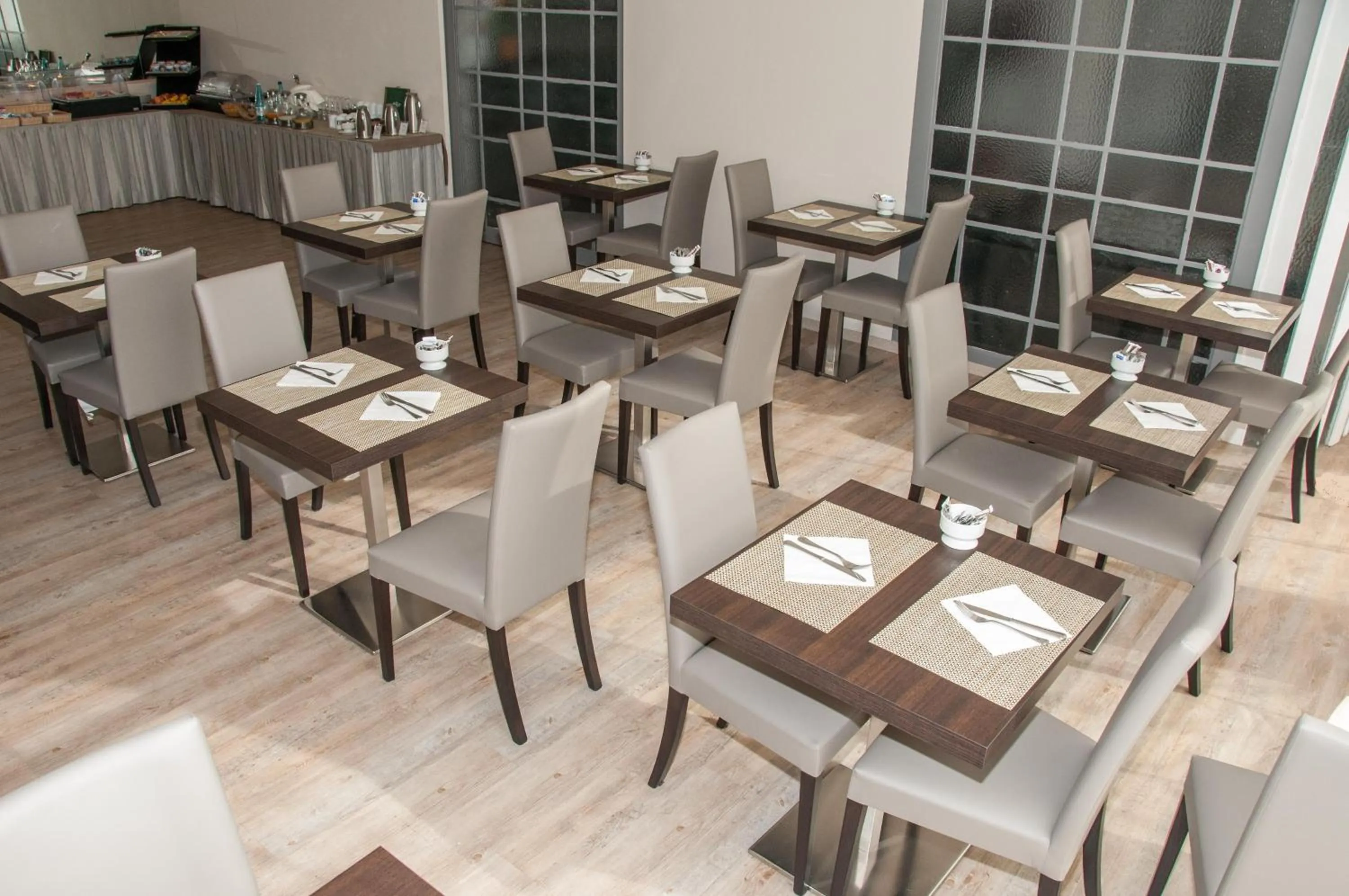 Restaurant/places to eat in Hotel Astoria