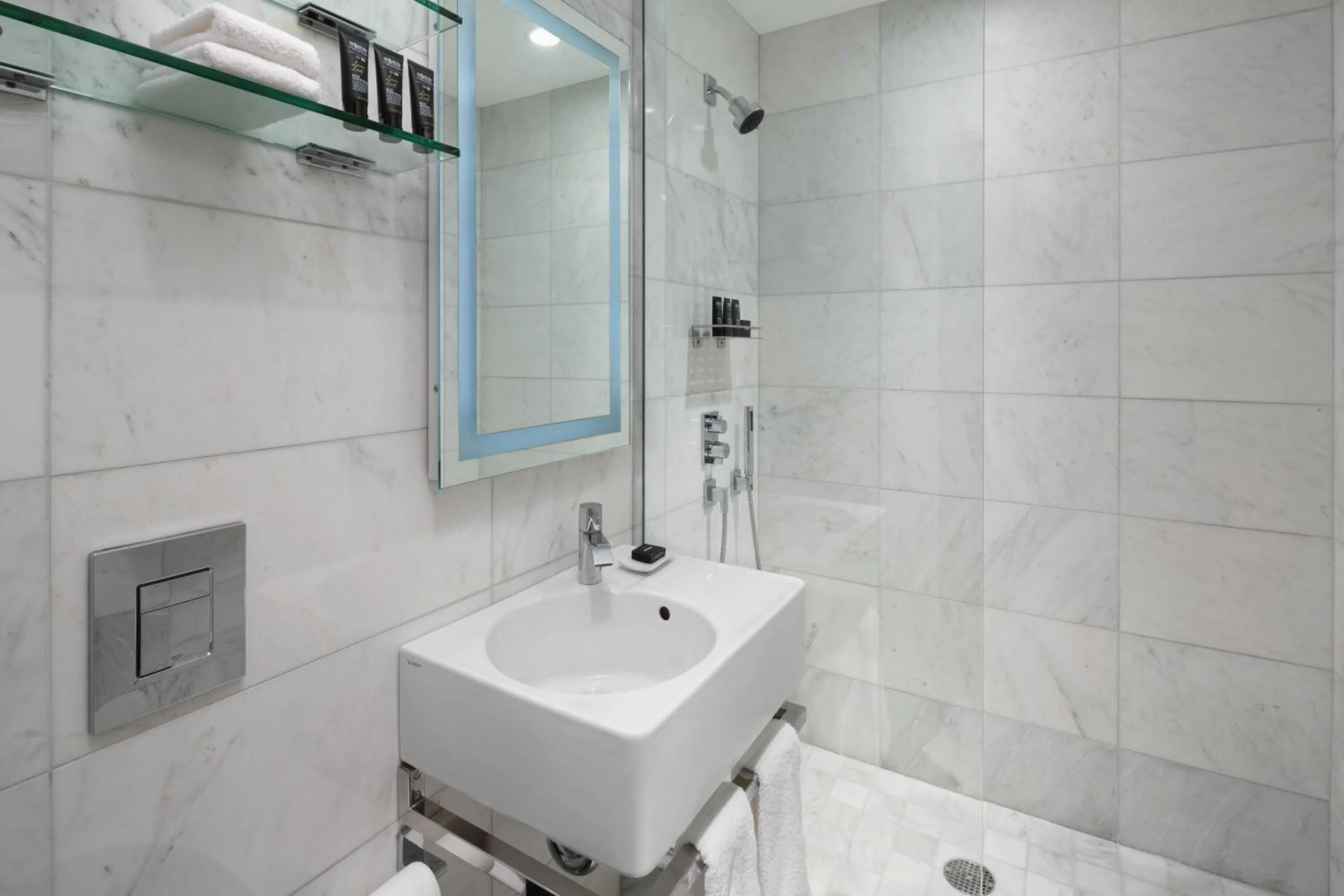 Bathroom in Dream Midtown, by Hyatt