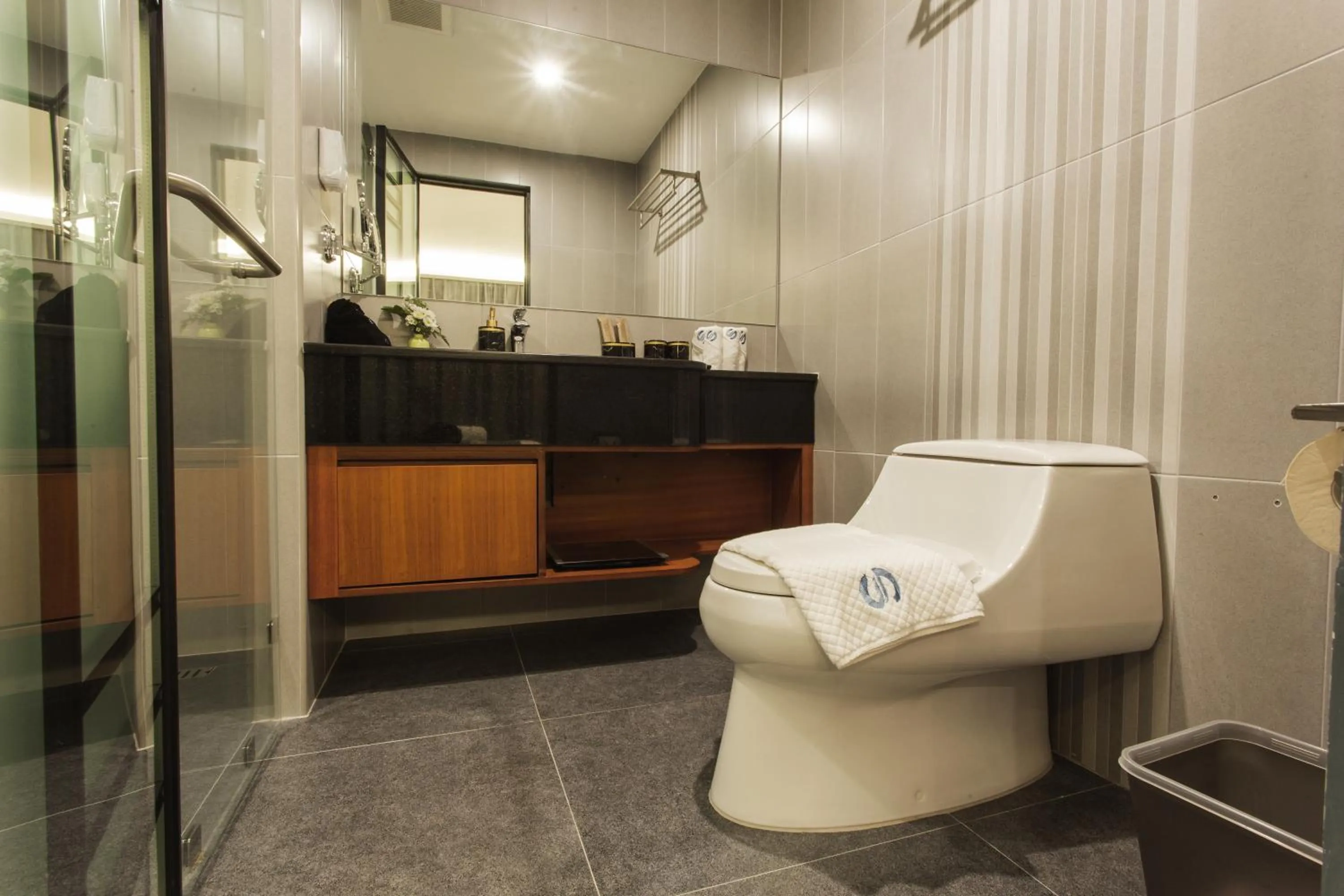 Toilet in Thapae Twins Hotel