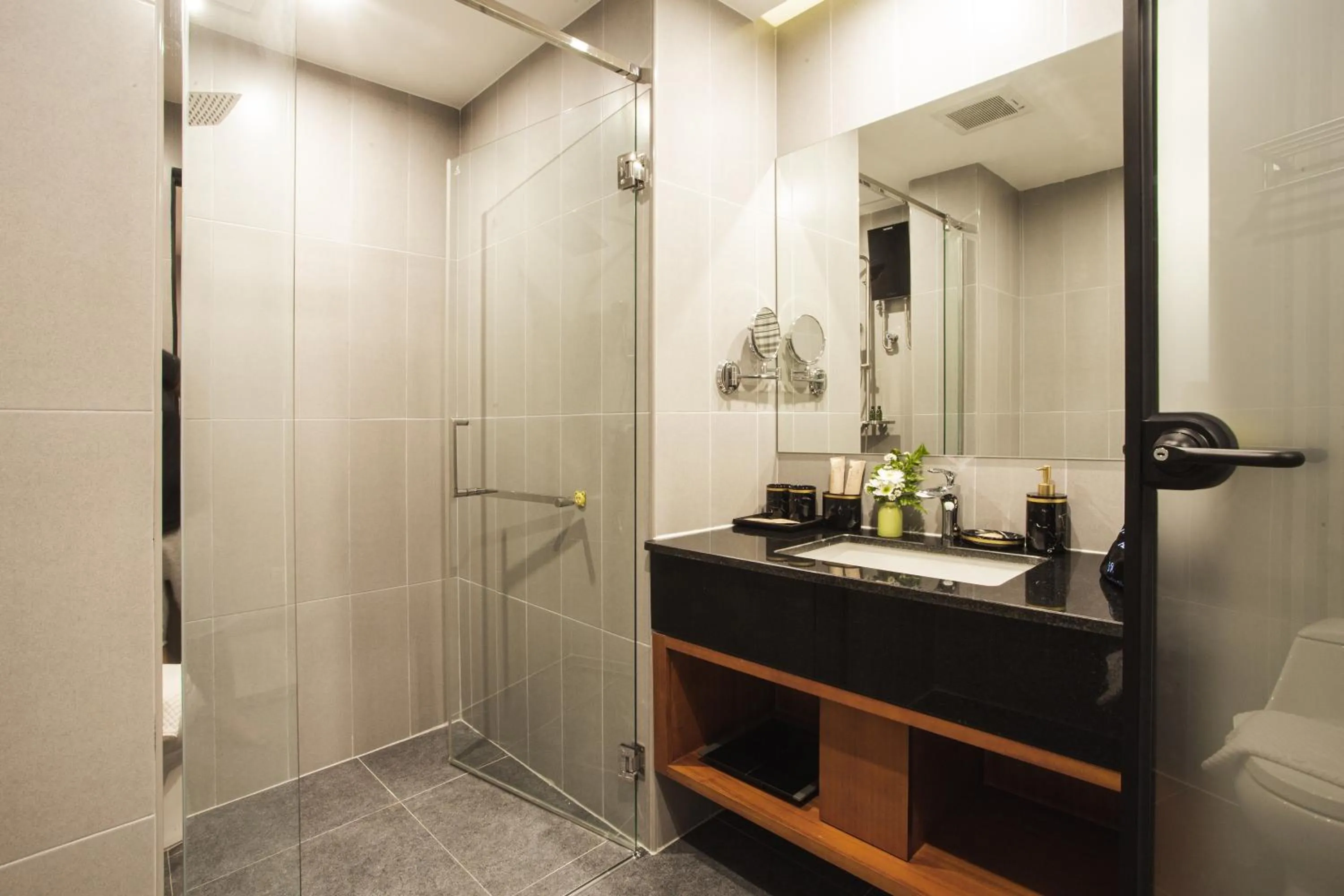 Bathroom in Thapae Twins Hotel