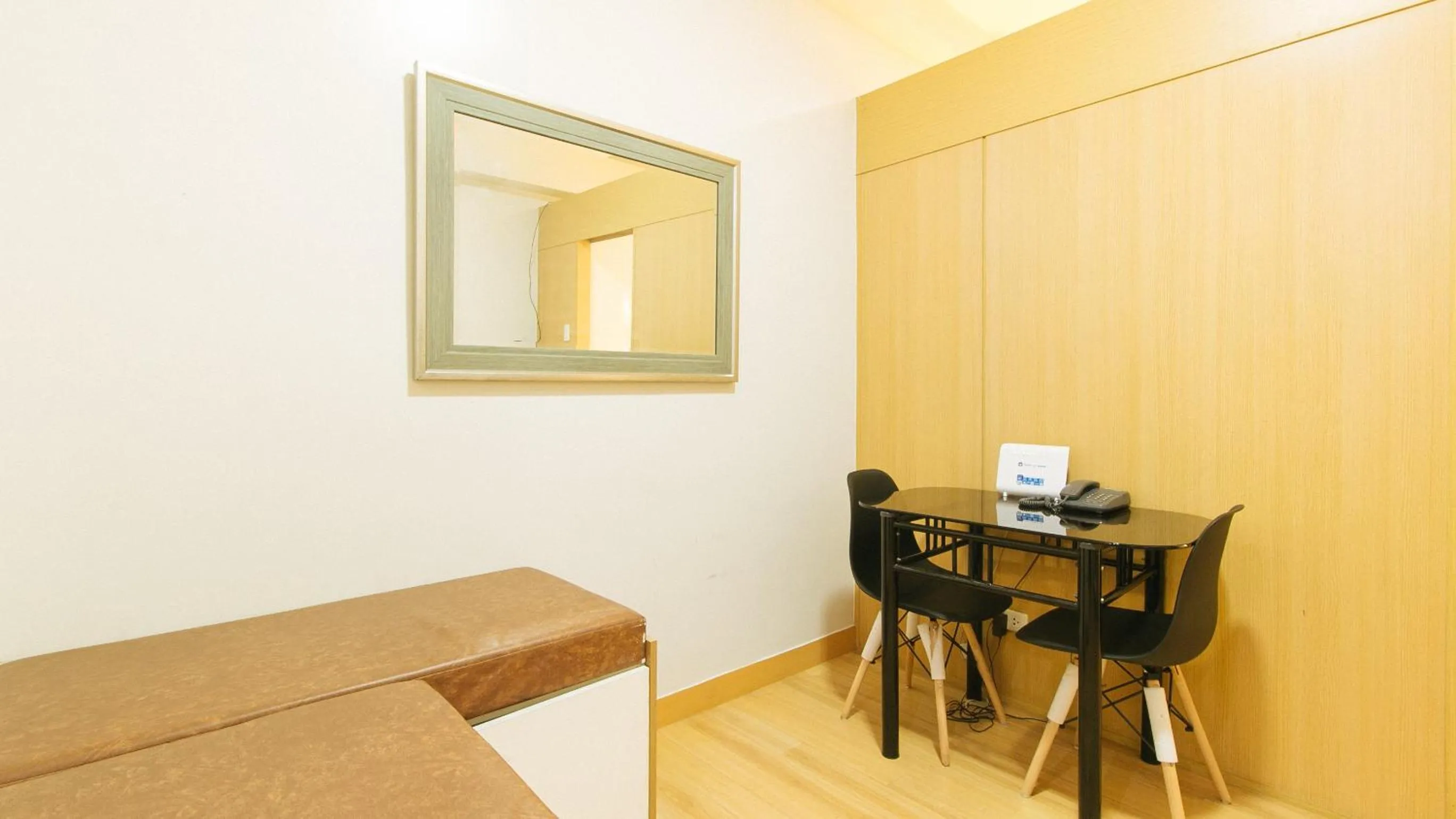 Living room in Jamah's Staycation at SMDC Trees Residences by RedDoorz