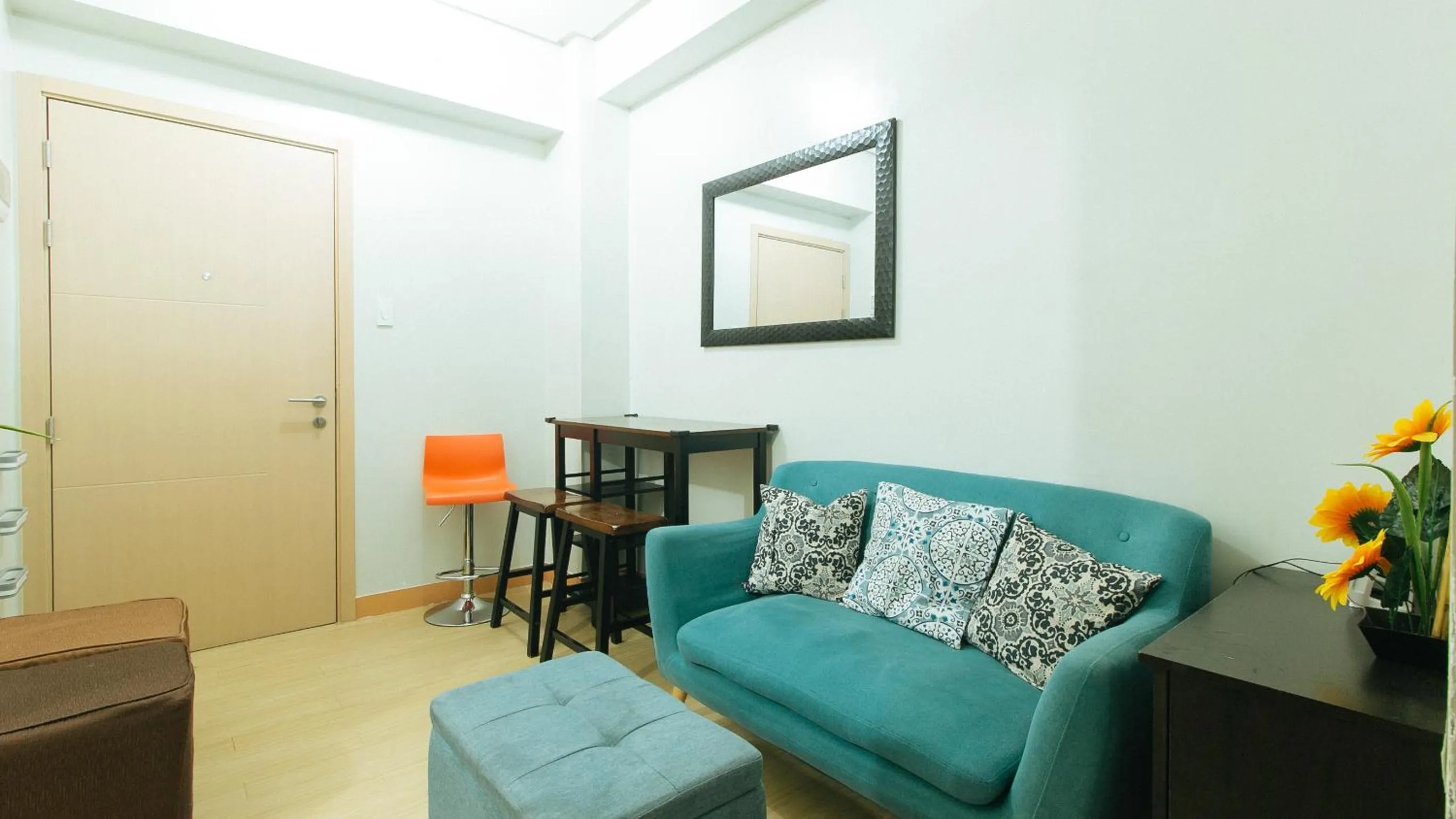 Living room in Jamah's Staycation at SMDC Trees Residences by RedDoorz