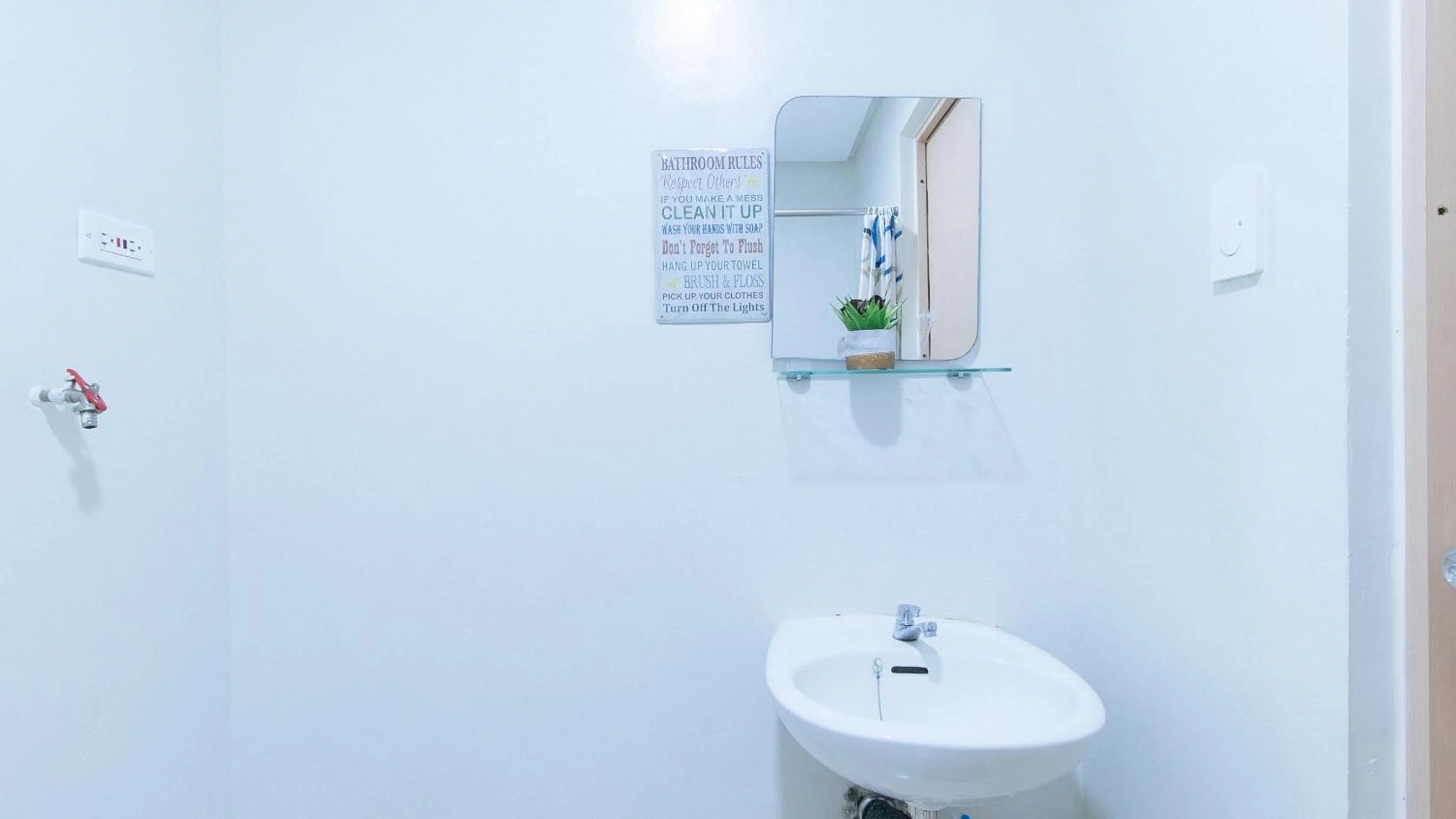Bathroom in Jamah's Staycation at SMDC Trees Residences by RedDoorz