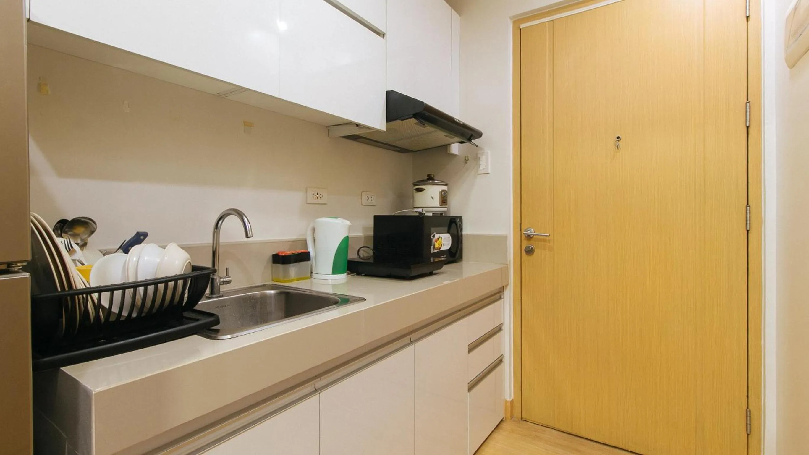 Kitchen or kitchenette in Jamah's Staycation at SMDC Trees Residences by RedDoorz