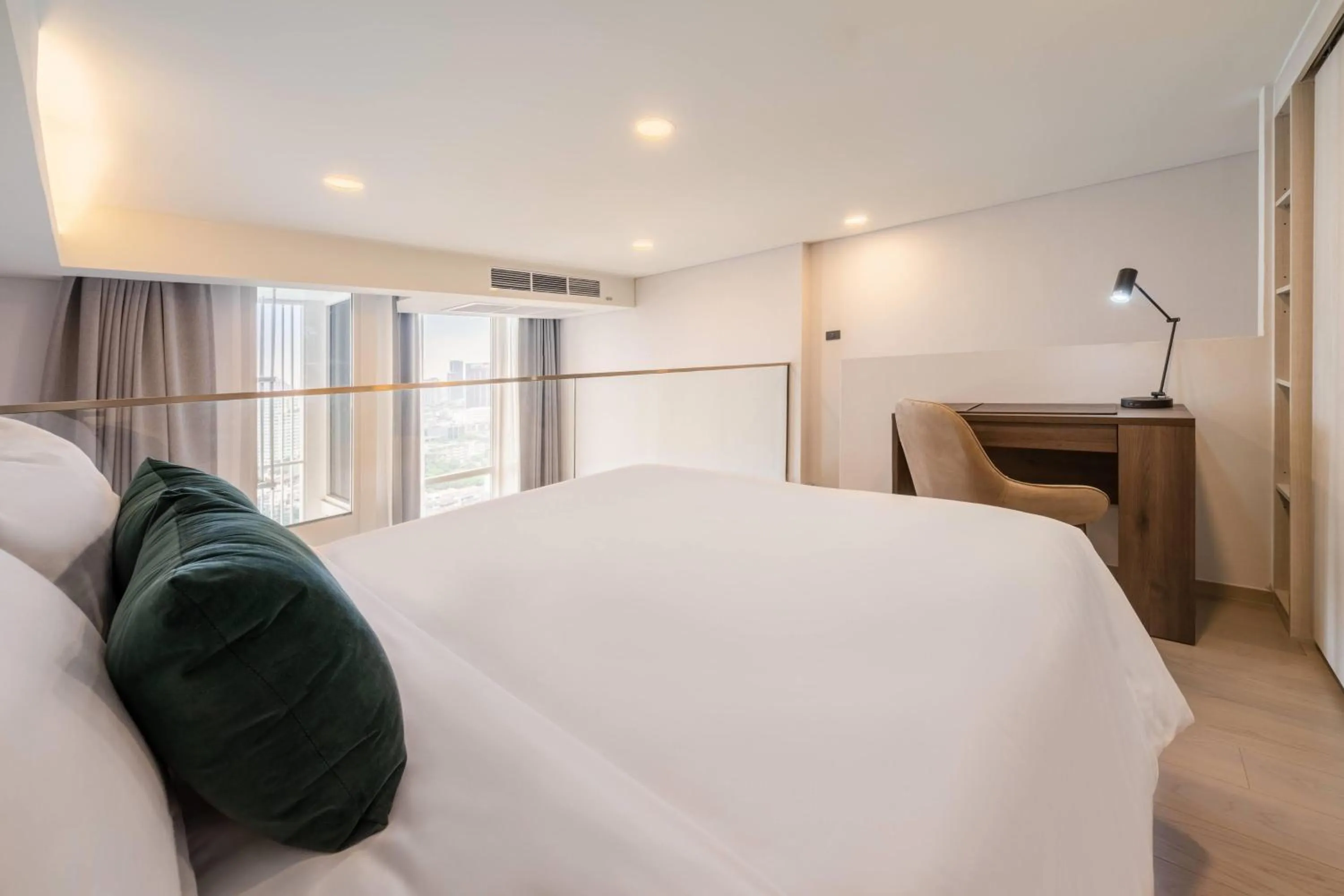 Photo of the whole room, Bed in Wyndham Garden Bangkok Sukhumvit 42