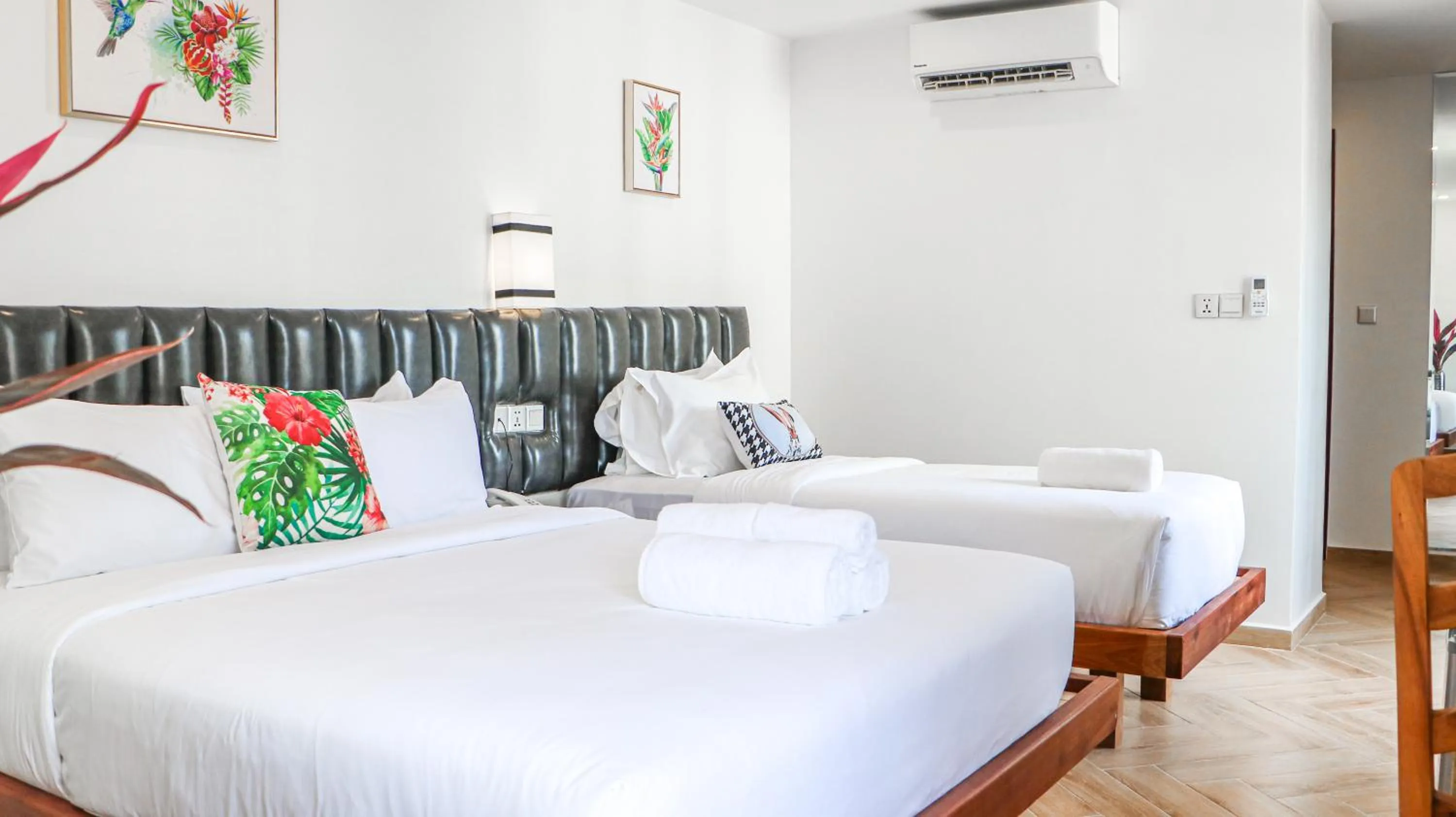 Photo of the whole room, Bed in Mettavary Hotel