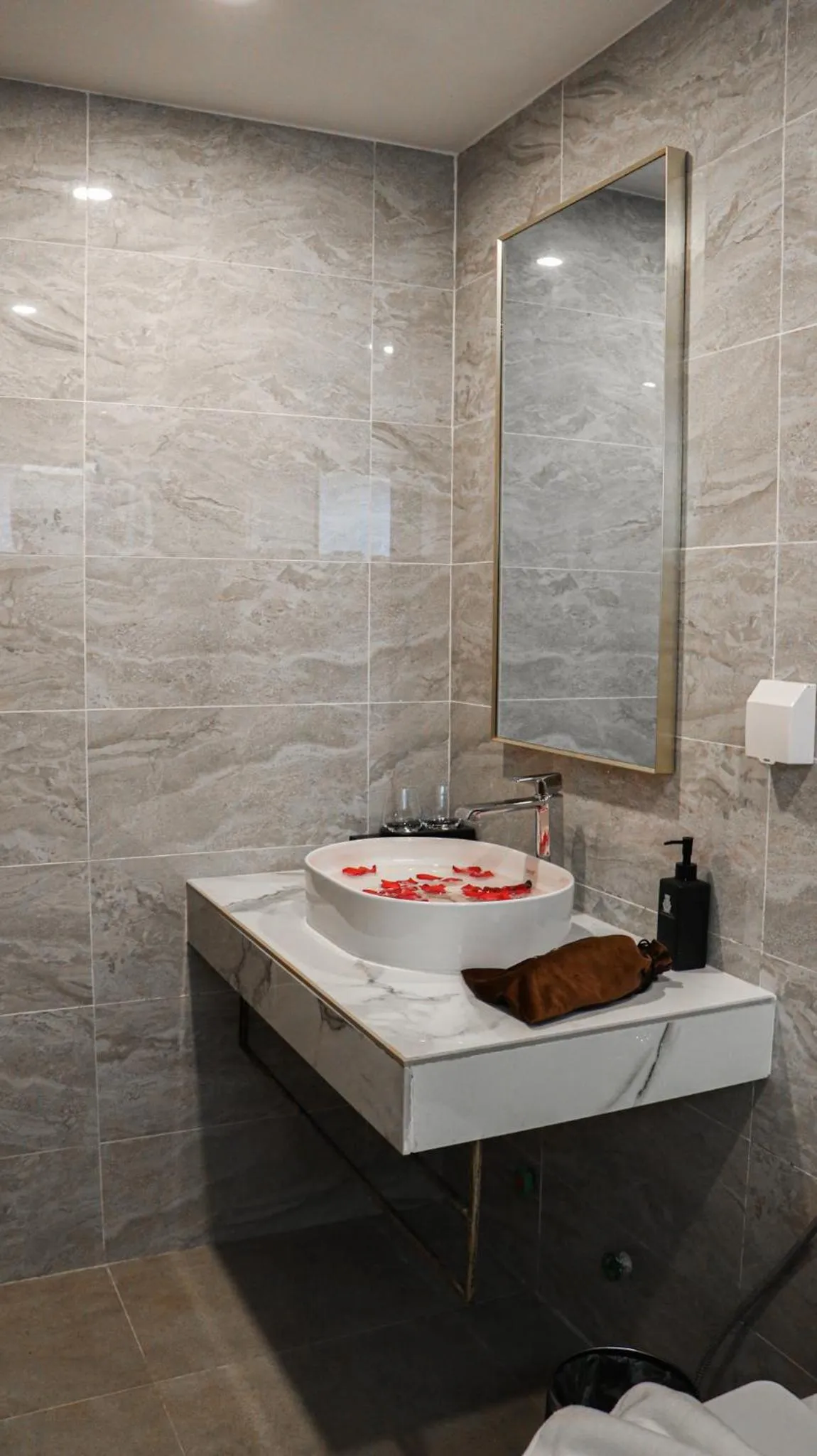 Bathroom in Mettavary Hotel