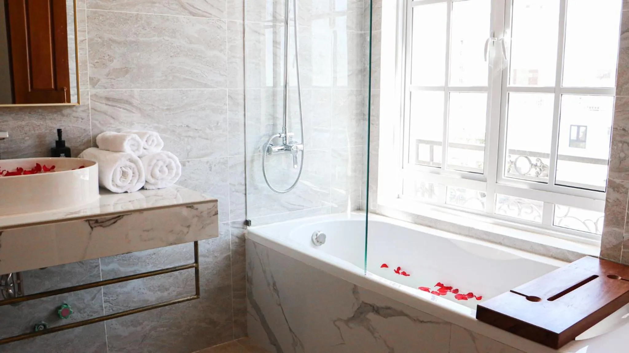 Shower in Mettavary Hotel