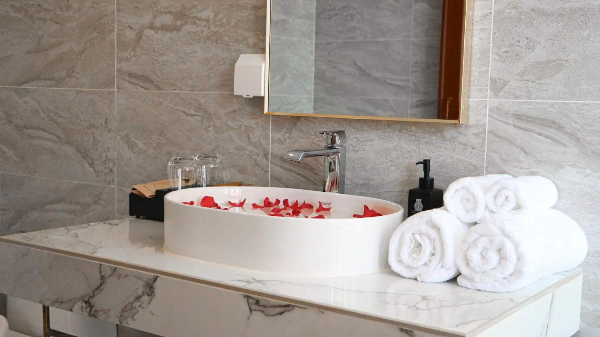 Bathroom in Mettavary Hotel