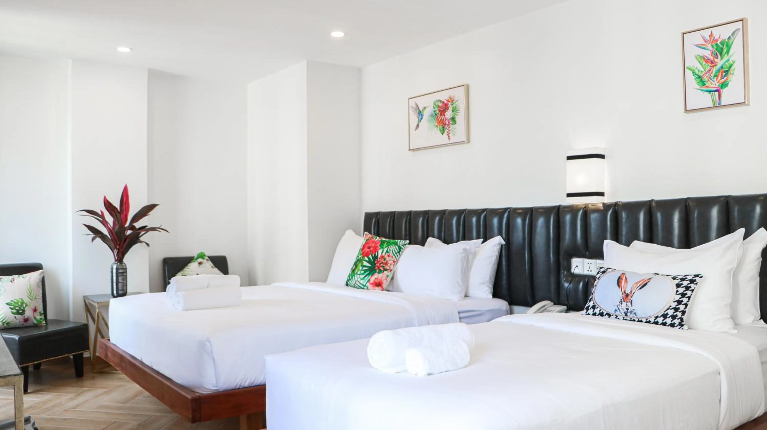 Photo of the whole room, Bed in Mettavary Hotel