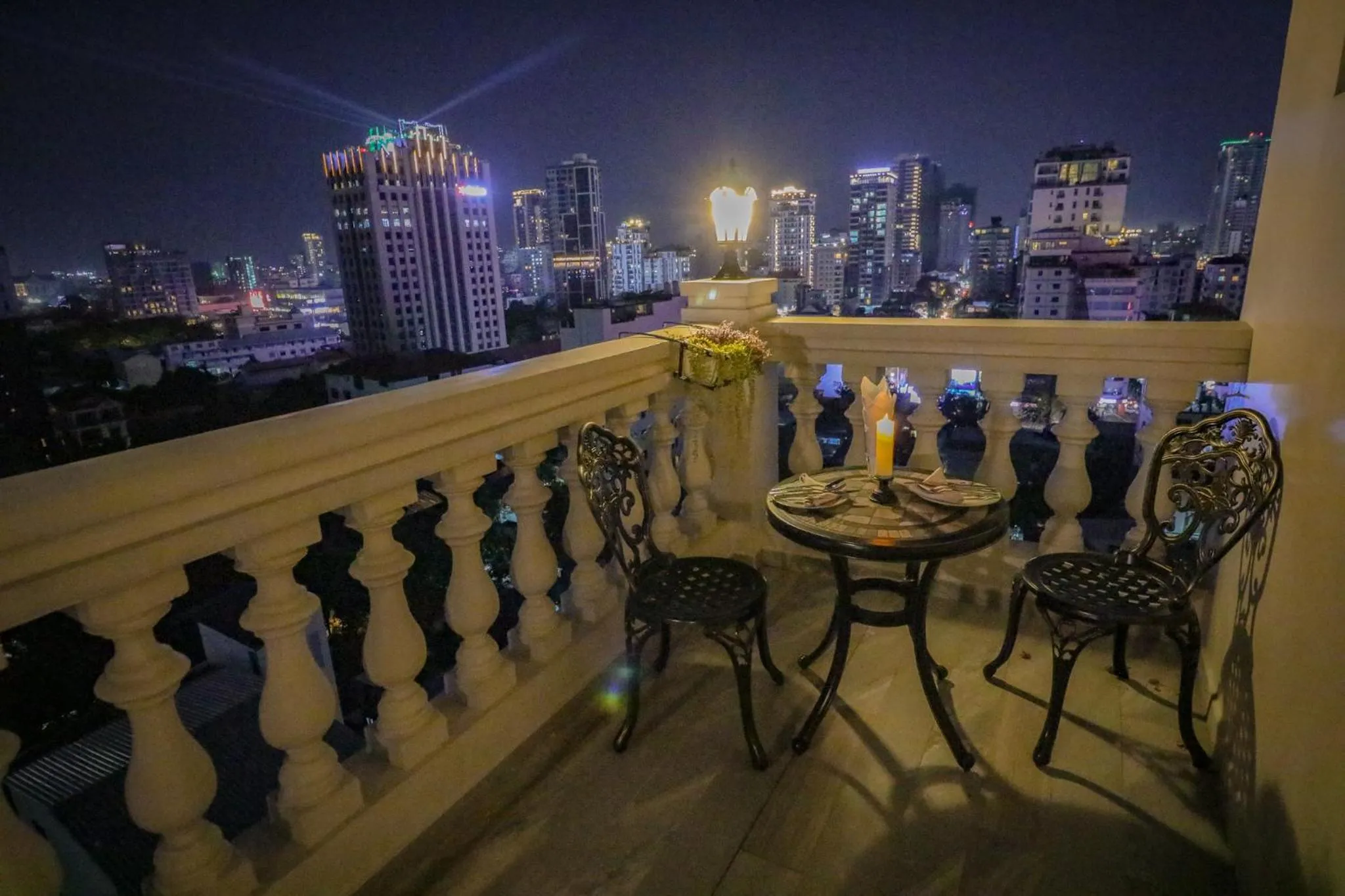 Restaurant/places to eat in Mettavary Hotel