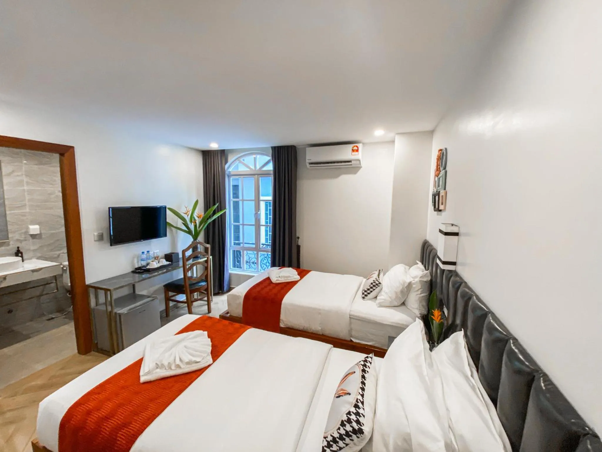 Photo of the whole room, Bed in Mettavary Hotel